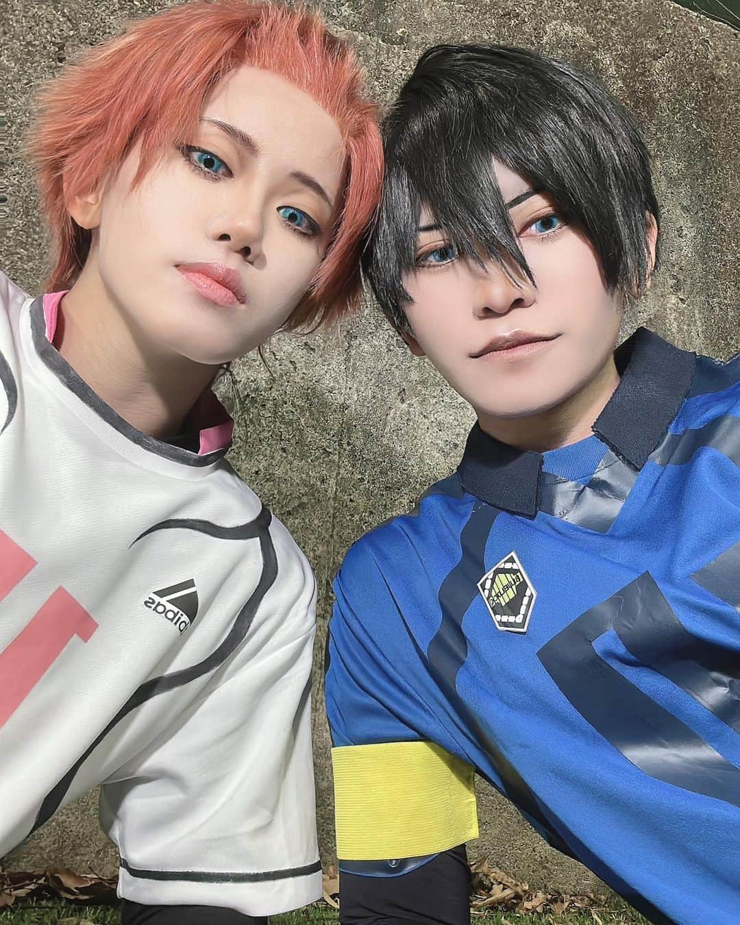 のインスタグラム：「糸師兄弟してきた！！⚽️  #cosplay #japan#cos #bluelock #ブルーロック #コスプレ #itoshisae #itoshirin #糸師冴 #糸師凛   📸葛城 玲さん」