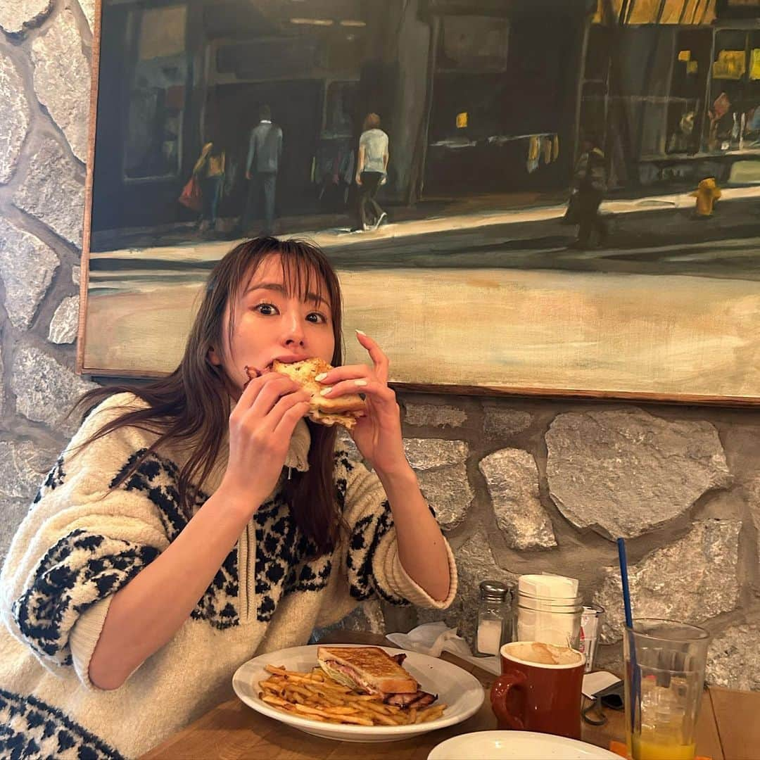 前田ゆうのインスタグラム：「マラソン🏃‍♀️おわりの食欲半端ないです🥸この日は麺食べた直後のサンドイッチ🥪♡今日も一日中たべてました😏 今夜もぐっすり眠れそう😪 おやすみなさーい」