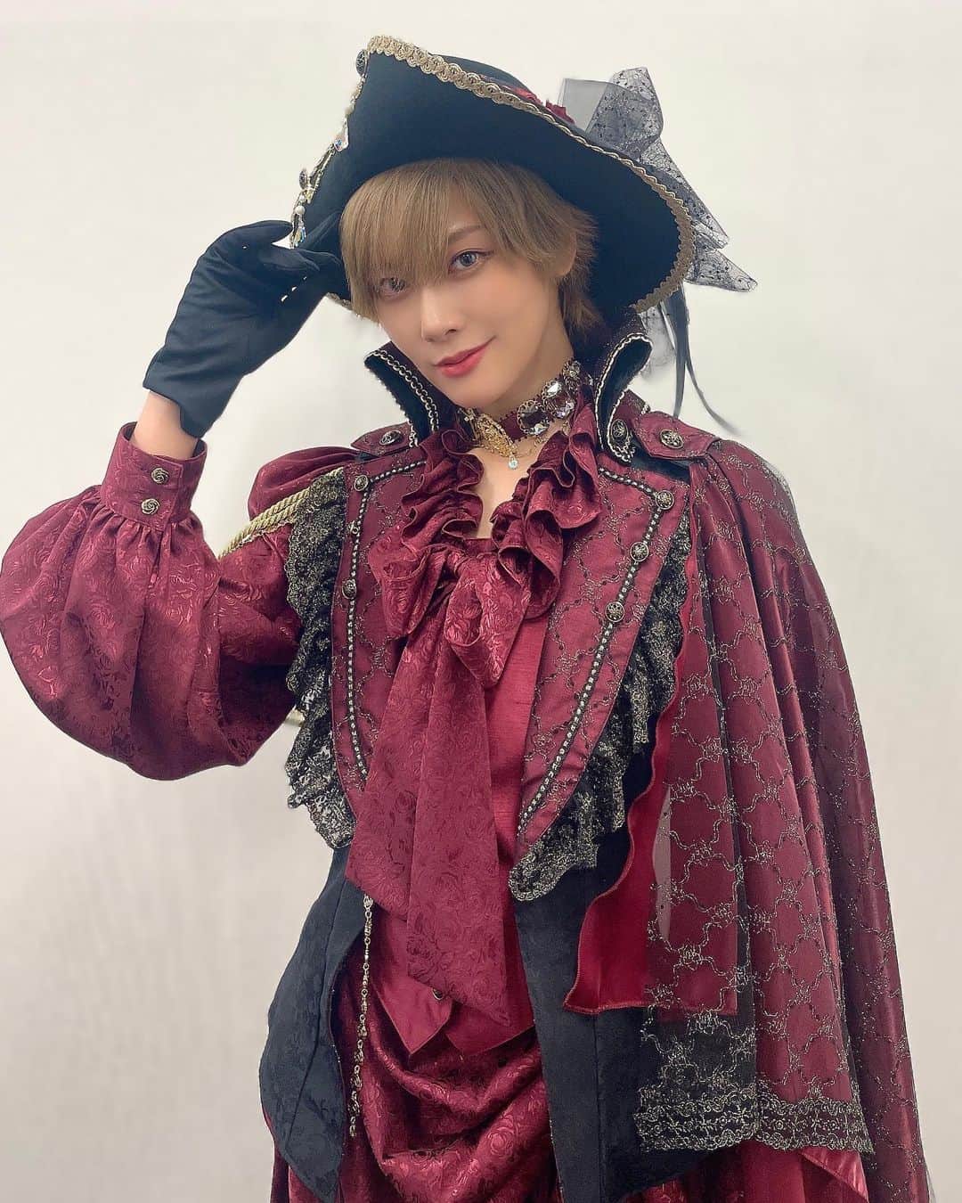 のインスタグラム：「💎👑  BABYTHE STARS SHINE BRIGHT/ALICE and the PIRATES新作ファッションショーに出演致しました。 ご来場頂きました皆様、ありがとうございました！ 宝石の皇子を着用させていただきました。"勝利へと導く”想いが込められたガーネットのお色💎チョーカーやマントの繊細なレース、細部にも宝石が散りばめられててとても素敵です✨  #babythestarsshinebright  #aliceandthepirates」