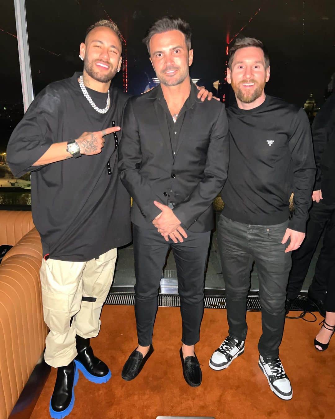 アレッサンドロ・ローザ・ヴィエイラのインスタグラム：「Quem vem para X3?   No aniversário do homem, o presente foi meu! @neymarjr @leomessi   Que Deus te proteja todos os dias meu craque! Te amo ❤️ @neymarjr」
