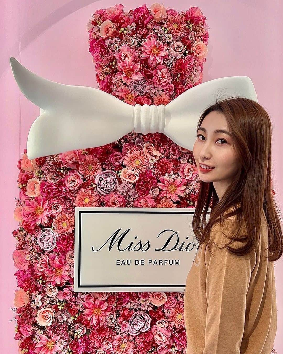 尾崎ありさのインスタグラム：「🎀💐💕  @diorbeauty @dior  #missdior #dior #fragrance #ミスディオール #ミスディオール展覧会 #コスメ #コスメ好きさんと繋がりたい #コスメ好き #ディオールコスメ #香水 #表参道 #ミスディオールアートイベント #ディオールカフェ #cafe #diorcafe #diormakeup #cosmetics #表参道カフェ #原宿 #原宿カフェ #お洒落さんと繋がりたい #fashion #ディオール #art #アート #イベント #メイク #makeup #カフェ #メイク好きさんと繋がりたい」