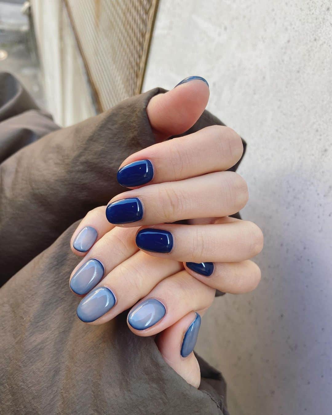 戸島花のインスタグラム：「💙💙💙  初めてのネイビー💅 どう見てもおしゃれな人の爪ですありがとうございますありがとうございます  #nail #ネイル #ネイビーネイル #simitannail #代官山ネイル #渋谷ネイル」