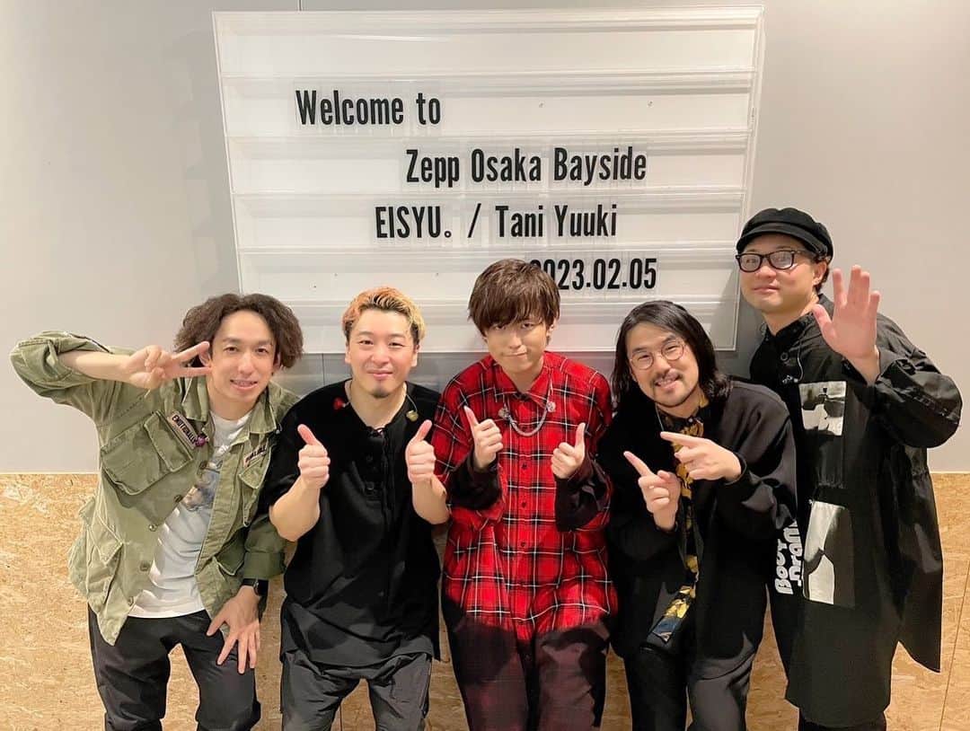 Tani Yuukiのインスタグラム：「映秀。くんとの対バンLIVE「一味同心 2023」大阪公演。 前回の対バンから何段もレベルアップした映秀。チームに終始痺れた、熱くて刺激的な日だった✌️❤️‍🔥 出会ってくれて、足を運んでくれてありがとう、また必ずどこかで。  ジャンプに夢中で動画全然撮れてなかった。。 でも、それぐらい楽しかったんだぜ。 映秀。くん、対バン誘ってくれてありがとう。  #一味同心2023」