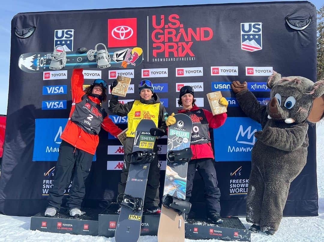 平野流佳のインスタグラム：「1st place 🥇🦣 🥈@valentinoguseli  🥉@chase_ing_snow  🎉🎉 ワールドカップ連勝できました！ 次も頑張りやす  @yonexsnowboards_japan #smooth #ムラサキスポーツ #onitsukatiger #dakine  #smithoptics #dominatorwax #paptuneup #シダスインソール  @globalwifi_official」