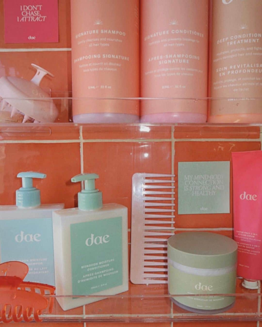 Amber Fillerup Clarkのインスタグラム：「Shower dae 🧚‍♀️🌵🍬🧼🧴🍊🚿」