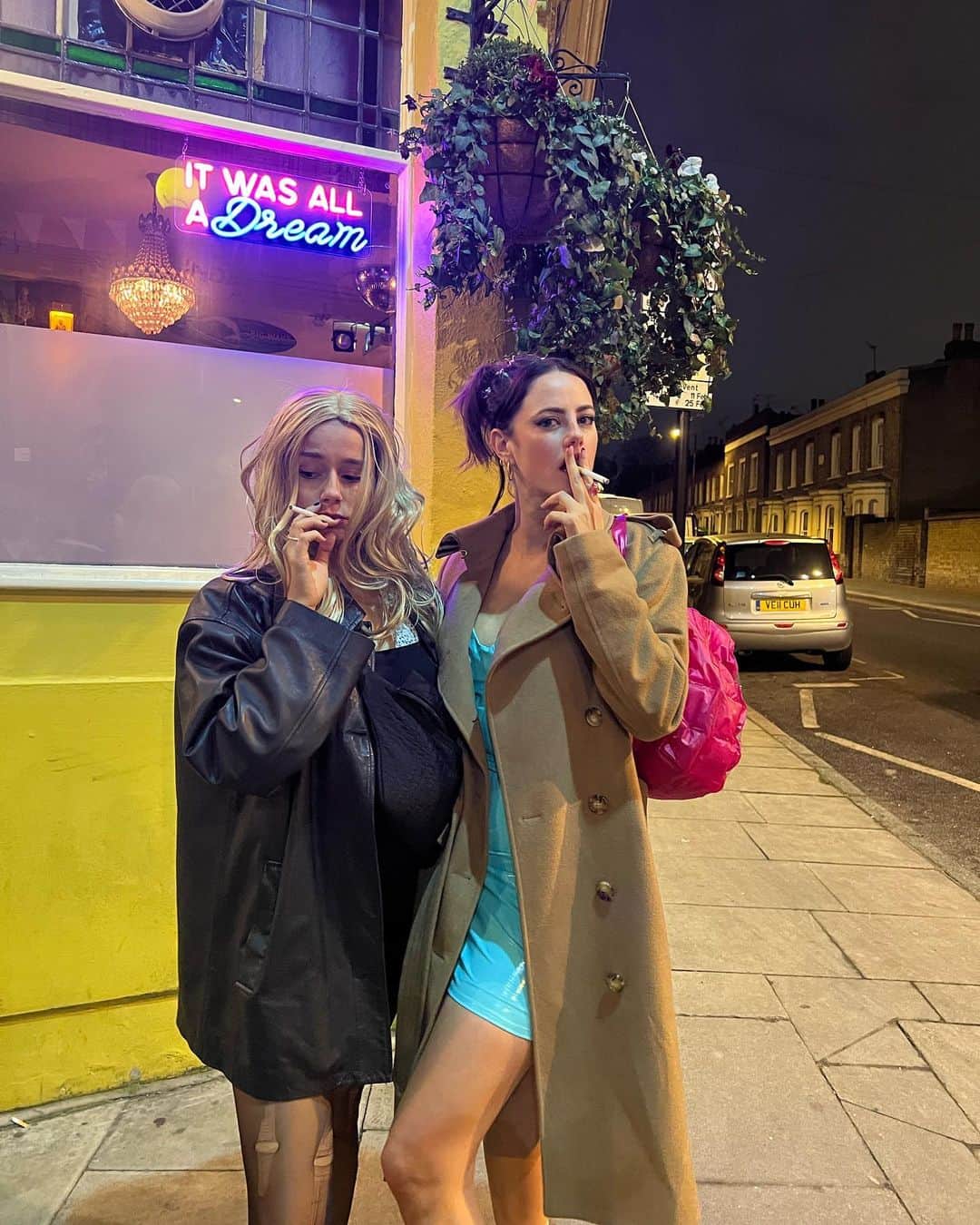 カヤ・スコデラリオのインスタグラム：「Only attending 90s themed parties from now on so I have an excuse to do my hair like this & wear my Ebay bag again 🤍」