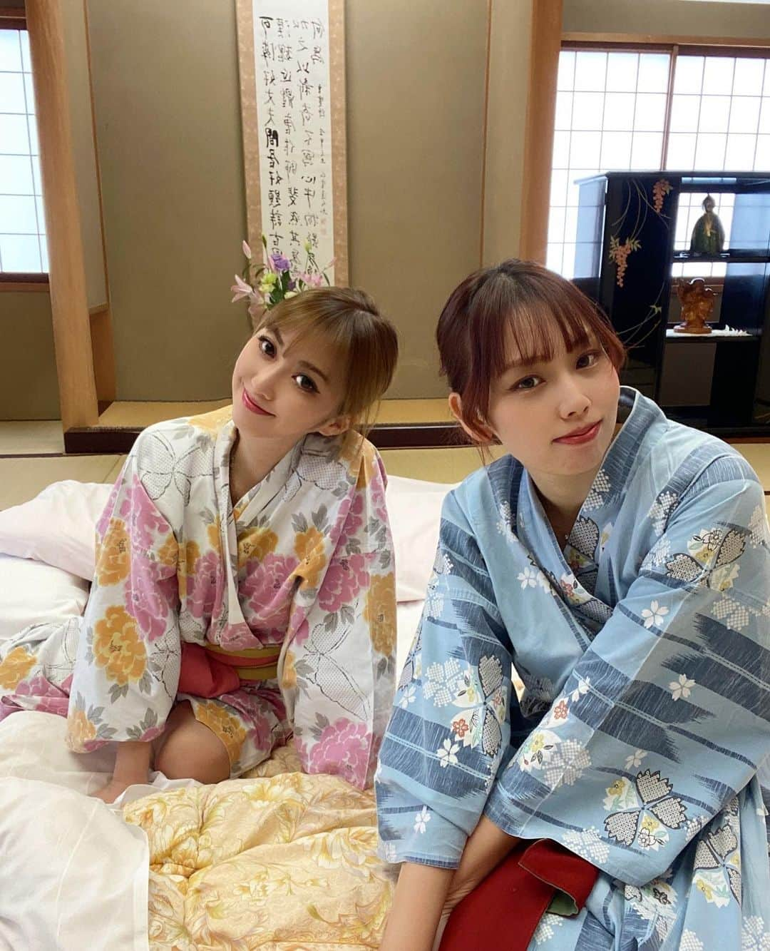 葉月樹里のインスタグラム：「うちの店長 @renge_soireeine と 2度目の慰安旅行🧖‍♀️♨️  . .  部屋も料理も風呂も良かった🤍  . . .  それぞれ人のアプリ（設定）によって 顔が変わるあるある😶  . .  ぎゅーーんなってて、すません🙏  . . .  #葉月樹里 #soiréeine #ソワレーヌ #慰安旅行 #岡山 #倉敷 #温泉 #高級旅館  #スイートルーム #露天風呂 #山桃花 #ずりおんせん #ずりおの食スタ」