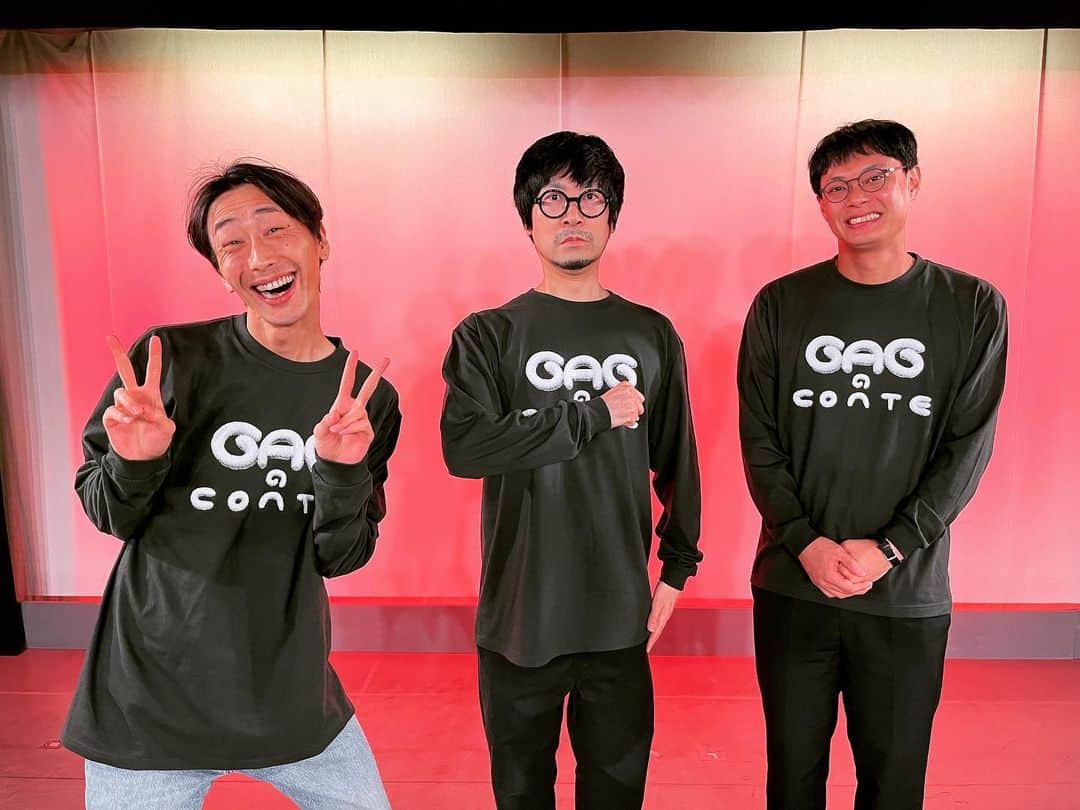 のインスタグラム：「コントライブ「紅鮭走る」終わりました #今回は単独ライブとは少しイメージが違ったかもです #色んなコントを試させてもらいましたが良い経験になりました #コントって奥が深いですね人生と同じ何が良くて何が良いなんて実はないんですよね #そりゃ面白いに越したことはないんですが一概にそうも言えないですよね #コントっていいですよね #コントマンとして今後の芸人人生を送っていく覚悟を決めれる公演でした #60分という観やすい公演ではありますので何卒配信チケットをご購入の上チェックしてやってくださいー #こっからこっから〜 #GAGのCONTEロンTは完売しました〜デザインは田中紀衣さんにお願いしました〜渋びぃ」