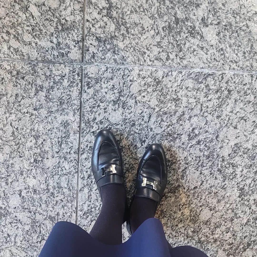 佐川愛果のインスタグラム：「値上げ前に購入したモカシンパリ👞 びっくりするほど歩きやすいし、走れる🥺笑 子供の行事やら習い事やらで重宝しそう🙌 そのうち色違い欲しくなるやつ笑  #男の子ママ #男の子ママコーデ #走れるのが重要です笑  #ママコーデ #ママファッション #モカシンパリ」