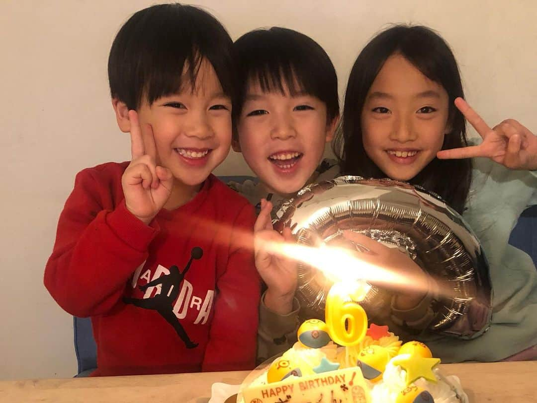 鷲尾春果のインスタグラム：「動物大好き長男が6歳になりました🎂✨ 4月からは小学生🌸 奔放な姉と弟に挟まれながらも、まっすぐに育ってくれています！ 一番我慢をさせてしまっている気がするけれど、頑張ってくれてありがとう❤️ これからも一番の仲良しでいようね😊 #誕生日#長男#6歳#3きょうだい#真ん中っ子#👧🏻👦🏻👦🏻 #動物大好き #育児#子育て」