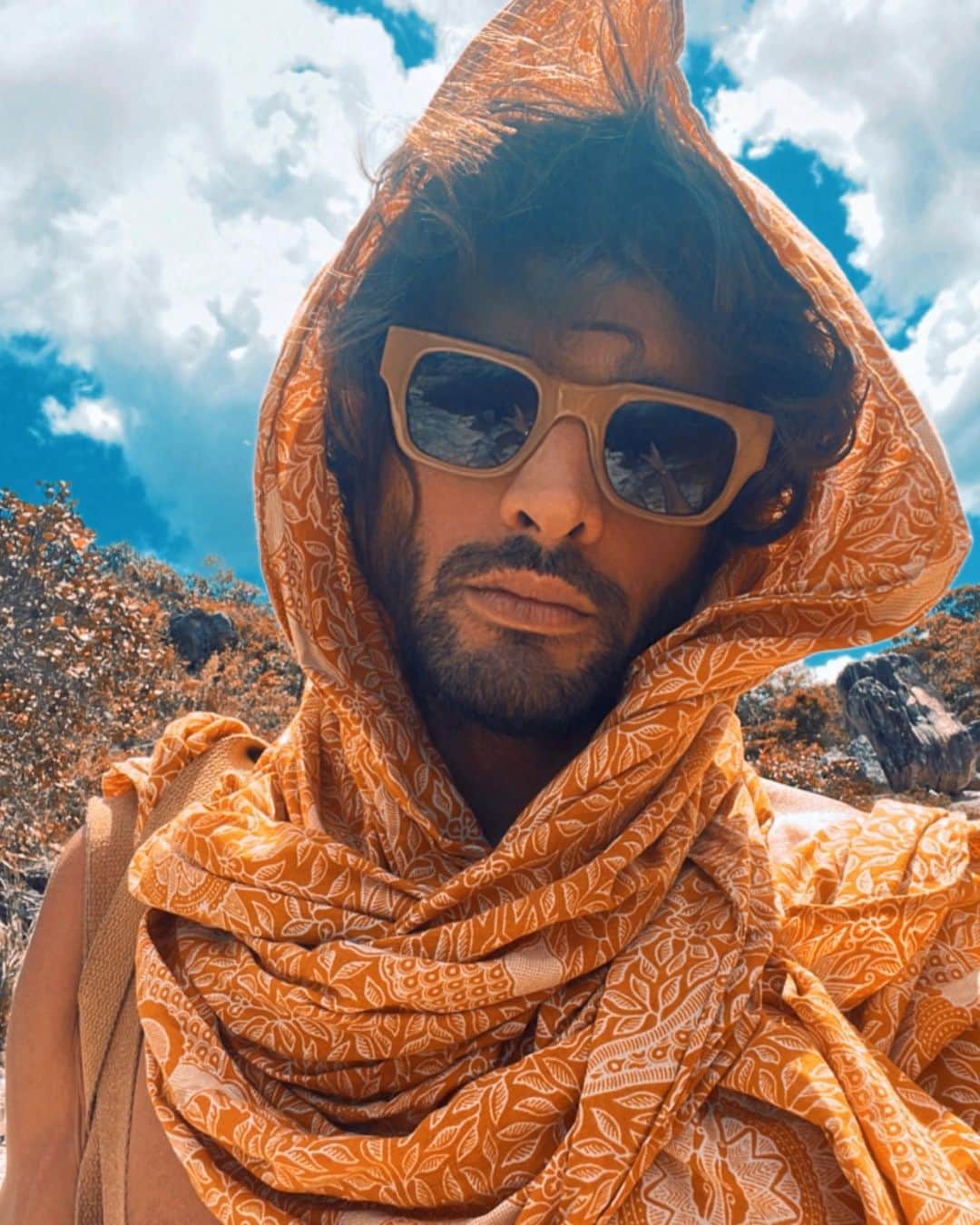 マーロン・テシェイラのインスタグラム：「—- “May my madness be forgiven. Because half of me is love. And the other half is love too.” —-   🌻🐒✌🏽  Doesn’t even matter the question here. #love is always the answer. ✨🌬️🤍💙💚💛🧡💜❤️  —- “Que a minha loucura seja perdoada. Porque metade de mim é amor. E a outra metade também.” —-   Que a força do medo que tenho não me impeça de ver o que anseio.  Que a morte de tudo em que acredito não me tape os ouvidos e a boca. Porque metade de mim é o que eu grito, mas a outra metade é silêncio.  Que a mulher que amo seja pra sempre amada, mesmo que distante. Porque metade de mim é partida, mas a outra metade é saudade.  Que as palavras que eu falo não sejam ouvidas como prece, nem repetidas com fervor.  Apenas respeitadas como a única coisa que resta a um homem inundado de sentimentos.  Porque metade de mim é a lembrança do que fui, mas a outra metade, não sei.  Que não seja preciso mais do que uma simples alegria pra me fazer aquietar o espírito.  E que a minha loucura seja perdoada. Porque metade de mim é amor. E a outra metade também.   🌻🐒✌🏽  —- 🎩…Peace&Light…♻️ —-   #AndarilhosDaChapada #ChapadaDaDiamantina #BahiaMeuRei #PoçoDoDiabo #GoodVibesOnly」
