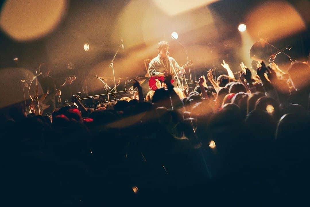 センチミリメンタルのインスタグラム：「センチミリメンタル  3rd LIVE TOUR 2023  2023/2/5(日) 東京WWW X 終了しました。  1年以上ぶりのツアーでした。 今回は東阪の二ヶ所だけだったけど、みんなと顔を合わせて音楽で、言葉で繋がれたことを嬉しく思います。  また会おうね。必ず。 ありがとう。  ---  セットリスト  1:suddenly 2:トワイライト・ナイト 3:青春の演舞 4:とって 5:nag 6:死んでしまいたい、 7:対落 8:星のあいだ 9:キヅアト 10:冬のはなし 11:東京特許許可局 12:ひとりごと 13:僕らだけの主題歌 14:リリィ  en1:はなしのつづき en2:光の中から伝えたいこと  ---  サポートメンバー  Guitar:村田隆嘉  Bass:永見和也  Drum:ナガシマタカト   ---  Photo by 山川 哲也(@tetsuyayamakawa )  一瞬一瞬を素敵に切り取ってくれました。 ありがとうございます。」