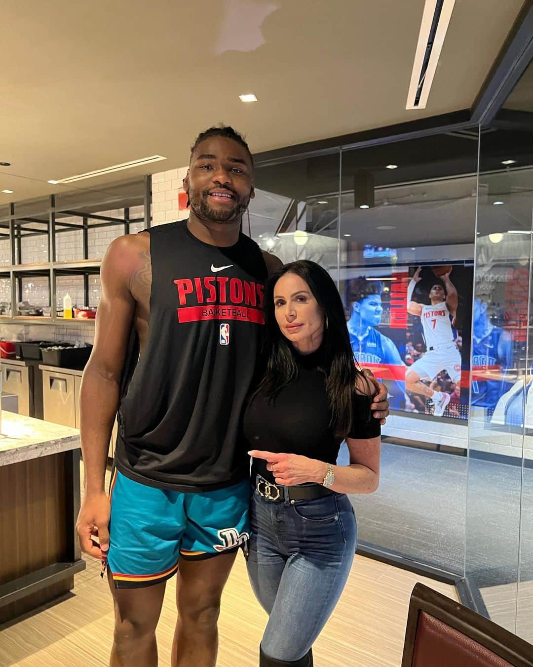 Kendra Lustさんのインスタグラム写真 - (Kendra LustInstagram)「Met my favorite @detroitpistons player last night after the game 🙌🏻 @the.isaiahstewart #detroitvseverybody 🏀 #pistons」2月6日 2時42分 - kendralust
