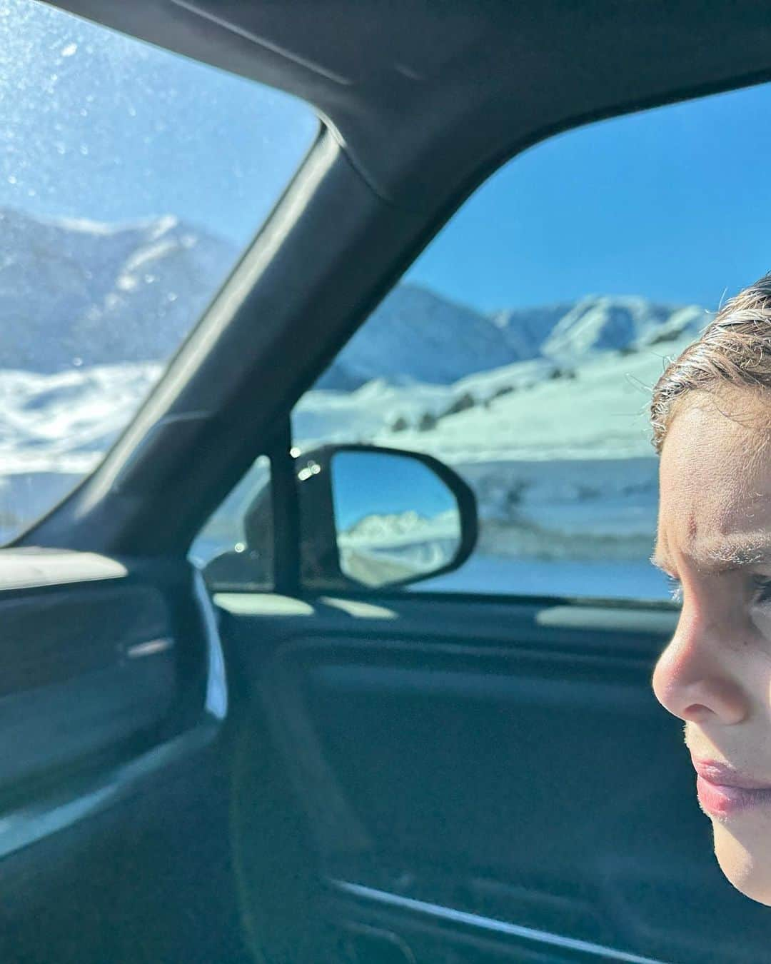 マット・セデーニョさんのインスタグラム写真 - (マット・セデーニョInstagram)「Just a couple a dudes road trippin towards an epic ski adventure 😎 memories for life my guy. #mammothmountain」2月6日 3時24分 - mattcedeno