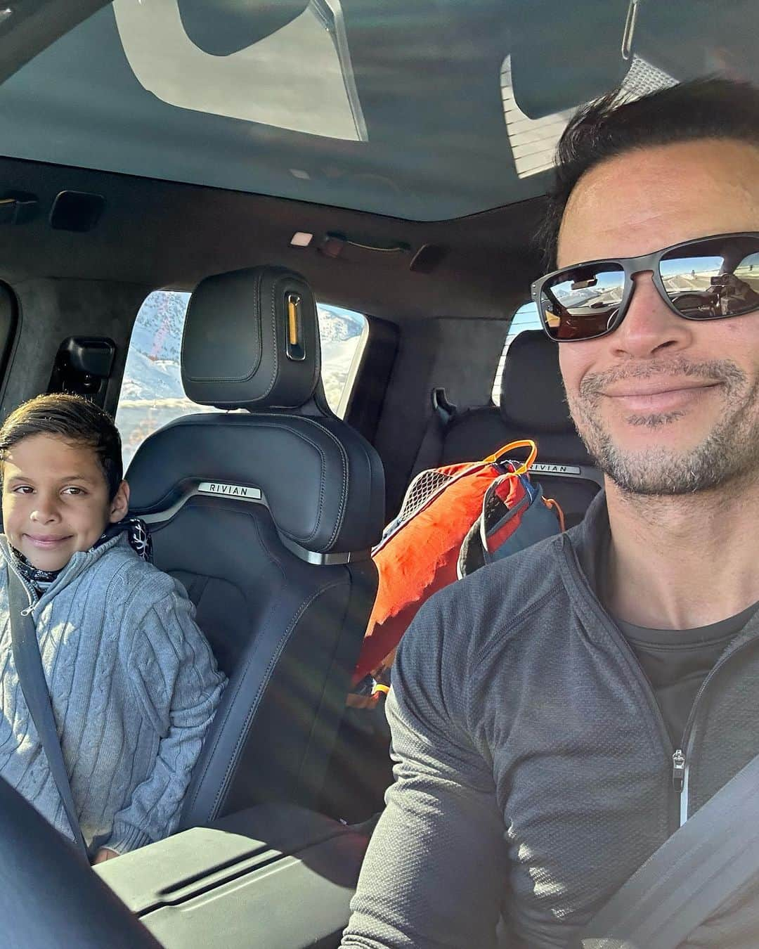 マット・セデーニョさんのインスタグラム写真 - (マット・セデーニョInstagram)「Just a couple a dudes road trippin towards an epic ski adventure 😎 memories for life my guy. #mammothmountain」2月6日 3時24分 - mattcedeno