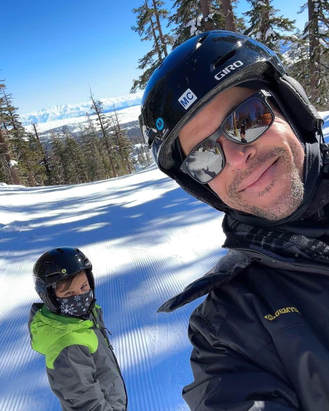 マット・セデーニョさんのインスタグラム写真 - (マット・セデーニョInstagram)「Just a couple a dudes road trippin towards an epic ski adventure 😎 memories for life my guy. #mammothmountain」2月6日 3時24分 - mattcedeno