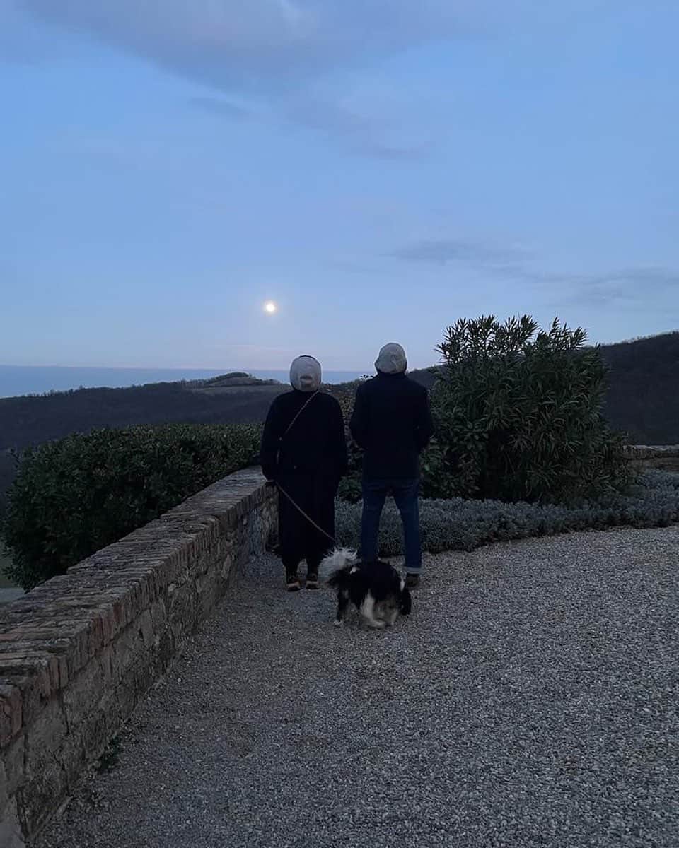 コリアックのインスタグラム：「Guardare la luna piena nel  Leone dalle colline reggiane @__hello_frank__ @alicepavarini 🌝」