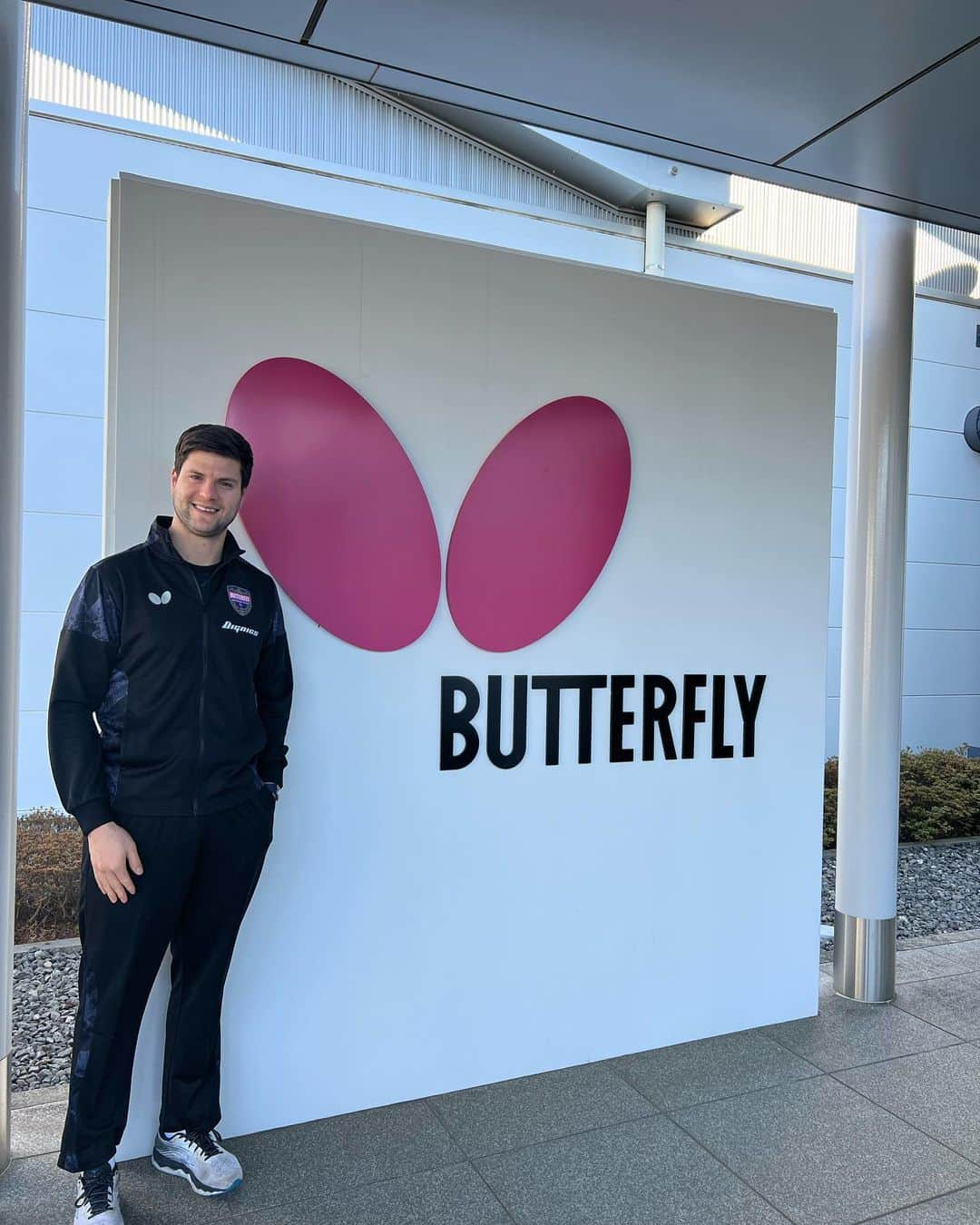 ドミトリ・オフチャロフのインスタグラム：「Thanks for such a warm welcome at the @butterflyttofficial headquarters and factory in Tokyo. Very impressive to see how the equipment is produced and loads of fun to test it 😀🏓 🇯🇵」