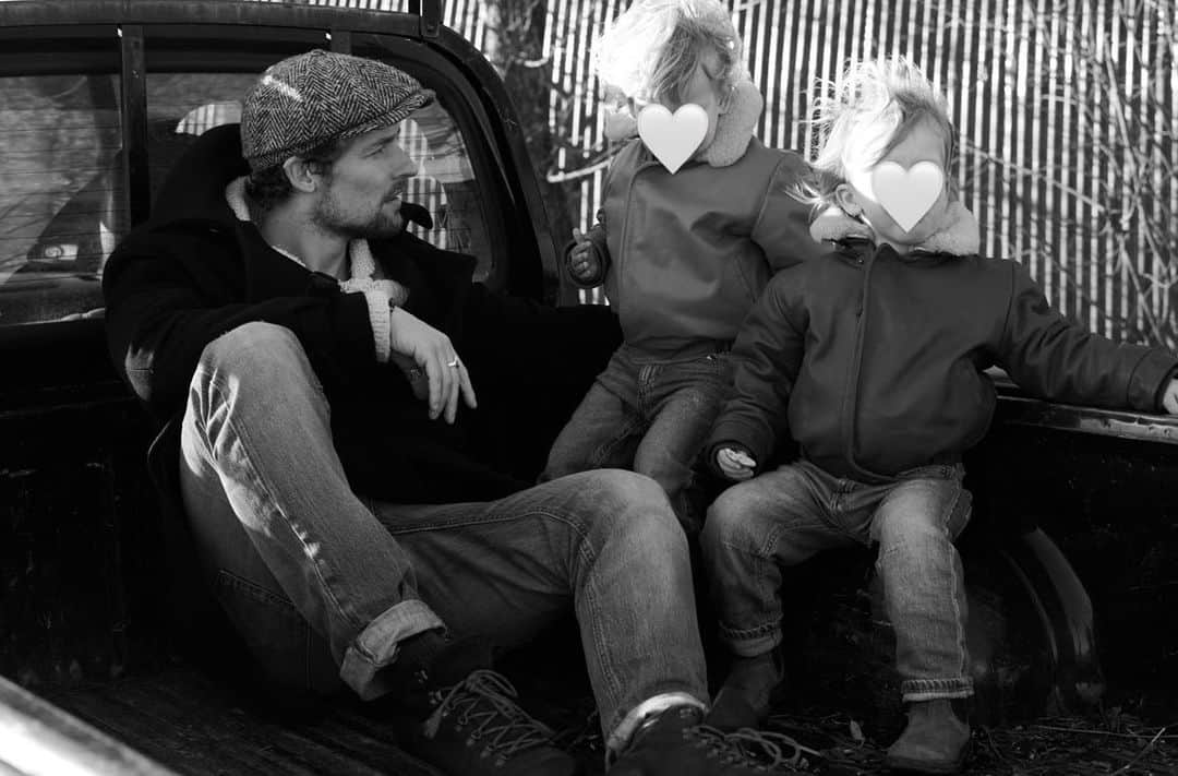 のインスタグラム：「Met mijn mannen op de ‘achterbank’ zoals Wolf de pick-up noemt 🤍🖤🤍 📷 @paulbellaart」
