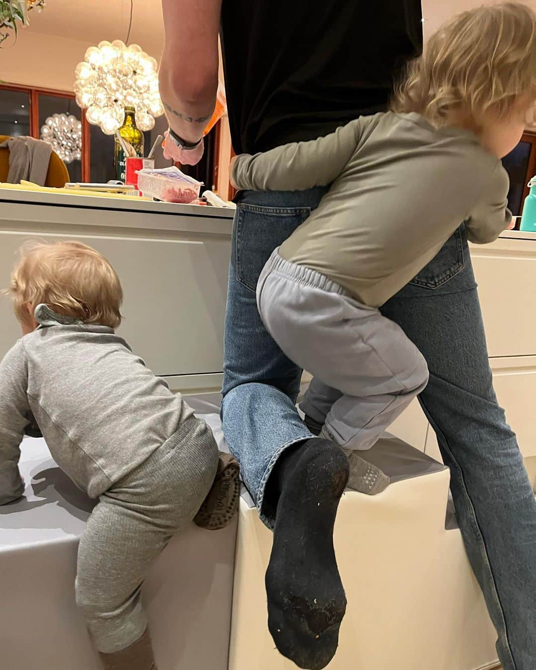 アンデルス・リンデゴーさんのインスタグラム写真 - (アンデルス・リンデゴーInstagram)「Cook with your kids…Shitty little chefs」2月6日 5時11分 - anders.lindegaard