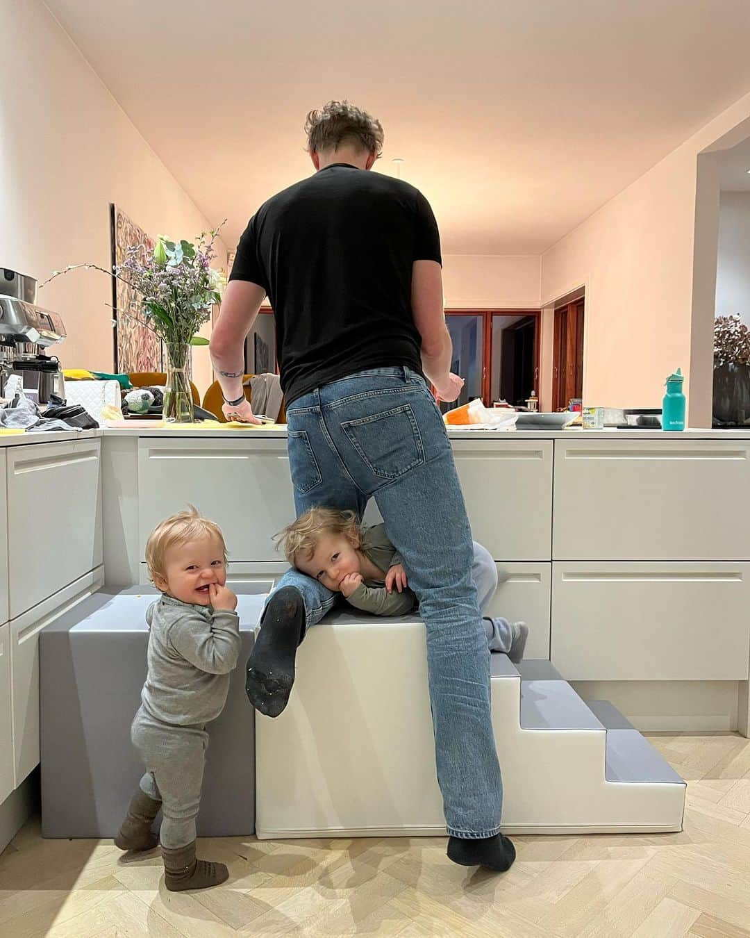 アンデルス・リンデゴーのインスタグラム：「Cook with your kids…Shitty little chefs」