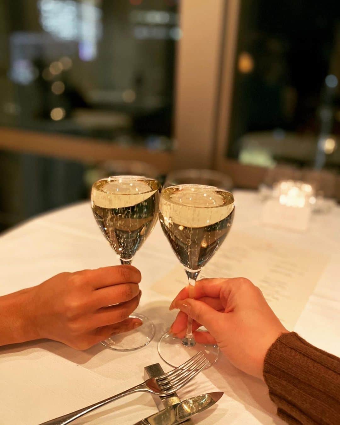 宮本エリアナのインスタグラム：「最高の友達と最高の夜だった🥂✨ いつも話が盛り上がりすぎてあっという間。 お互いピュアな新しい恋しようね😂🤍  私ね、去年の秋にMrs.からMissに戻ったんだ〜！ 仕事、育児、恋愛も楽しみながら頑張るよ🤩 皆んなも人生楽しもうね☺︎☺︎  #love#mylife」