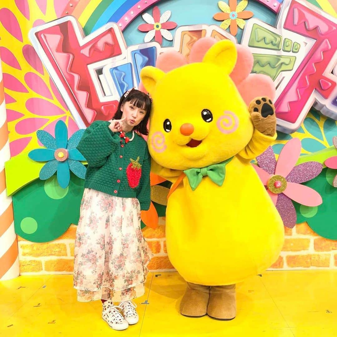 日本テレビ「ヒルナンデス！」のインスタグラム：「. 今日のゲストは芸能界きってのいちごマニア#千秋 さん🍓 お衣装、頭のリボンからスニーカーまで全てがいちごづくしで本当に可愛くて、じーっと見てしまいました😍🍓皆さんもぜひ写真を拡大してチェックしてみて下さい🍓  アンテナショップでお買い物をしていた方たちは、買ったものをどんな風にアレンジするのかお家で楽しく撮影して下さっていて、面白かったです🤩  日本橋ドライブも、100年以上の歴史があるお店から最近オープンした話題のフードコートまで！気になるところばかりでした🚗  今日はスタジオにいちご狩りスペースができていて、月曜日からワクワク気分❣️今週もよろしくお願いします！！  🌼明日のヒルナンデスは〜？🌼  ①一番探しツアー in葛西  ②ダイソー商品総選挙と便利アイテムを徹底調査  ③リフォームの達人  #ヒルナンデス #杉浦太陽 #竹内由恵 #小峠英二 #浦野モモ (C)日本テレビ」