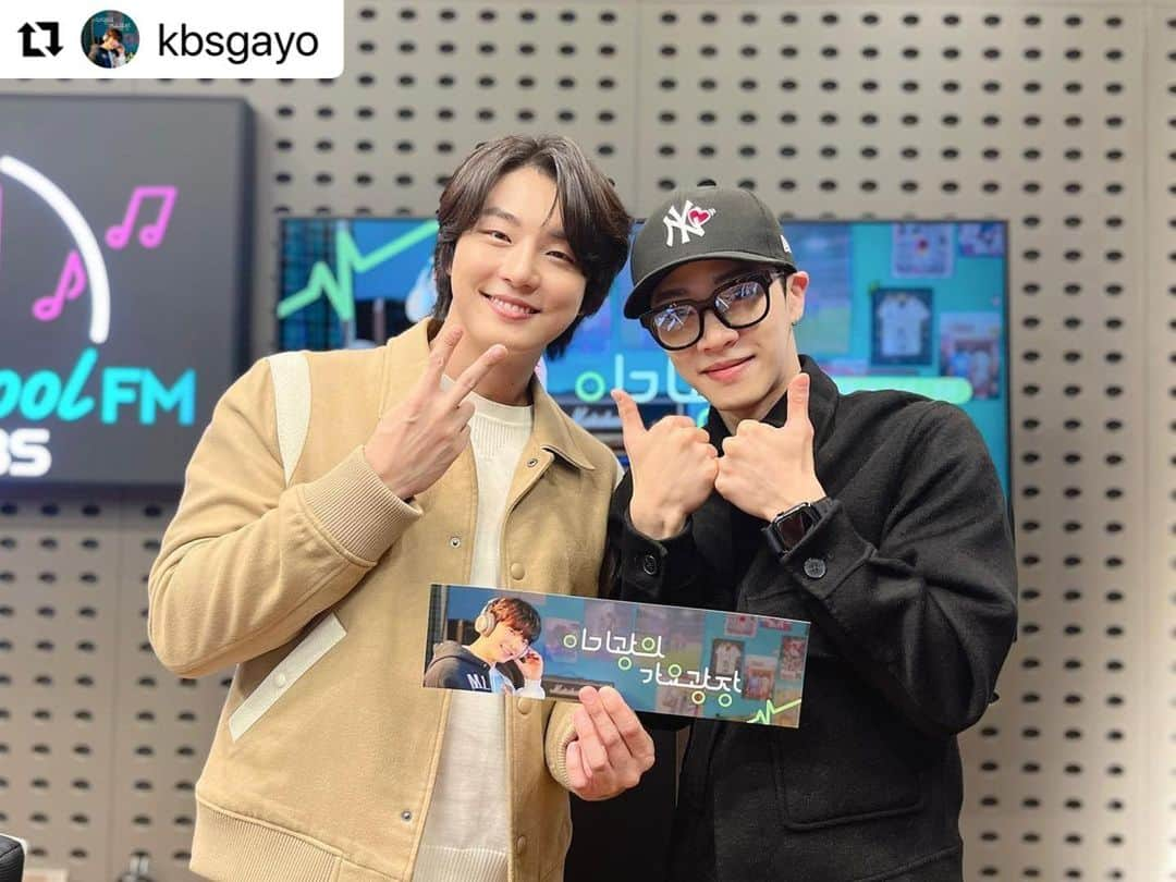 ユン・シユンさんのインスタグラム写真 - (ユン・シユンInstagram)「#Repost @kbsgayo   💡한낮의하이라이트💡 <  #이기광의가요광장 > - 영화 < #우리사랑이향기로남을때 > 모태솔로 창수 역의 배우 #윤시윤 과 함께했습니다!💚  오랜만에 만난 하이킥 절친 준혁학생과 세호학생 🙌🏻  13년 만에 만났는데 이렇게 똑같을 수 있냐구요🥹 - #우리사랑이향기로남을때 #2월8일개봉예정 #가요광장 #하이라이트 #이기광 #KBS쿨FM #라디오」2月6日 14時42分 - moa_ent