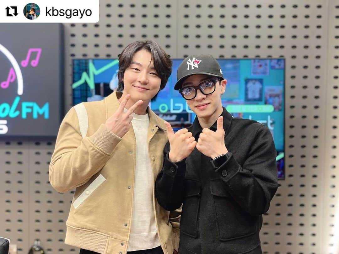 ユン・シユンさんのインスタグラム写真 - (ユン・シユンInstagram)「#Repost @kbsgayo   💡한낮의하이라이트💡 <  #이기광의가요광장 > - 영화 < #우리사랑이향기로남을때 > 모태솔로 창수 역의 배우 #윤시윤 과 함께했습니다!💚  오랜만에 만난 하이킥 절친 준혁학생과 세호학생 🙌🏻  13년 만에 만났는데 이렇게 똑같을 수 있냐구요🥹 - #우리사랑이향기로남을때 #2월8일개봉예정 #가요광장 #하이라이트 #이기광 #KBS쿨FM #라디오」2月6日 14時42分 - moa_ent