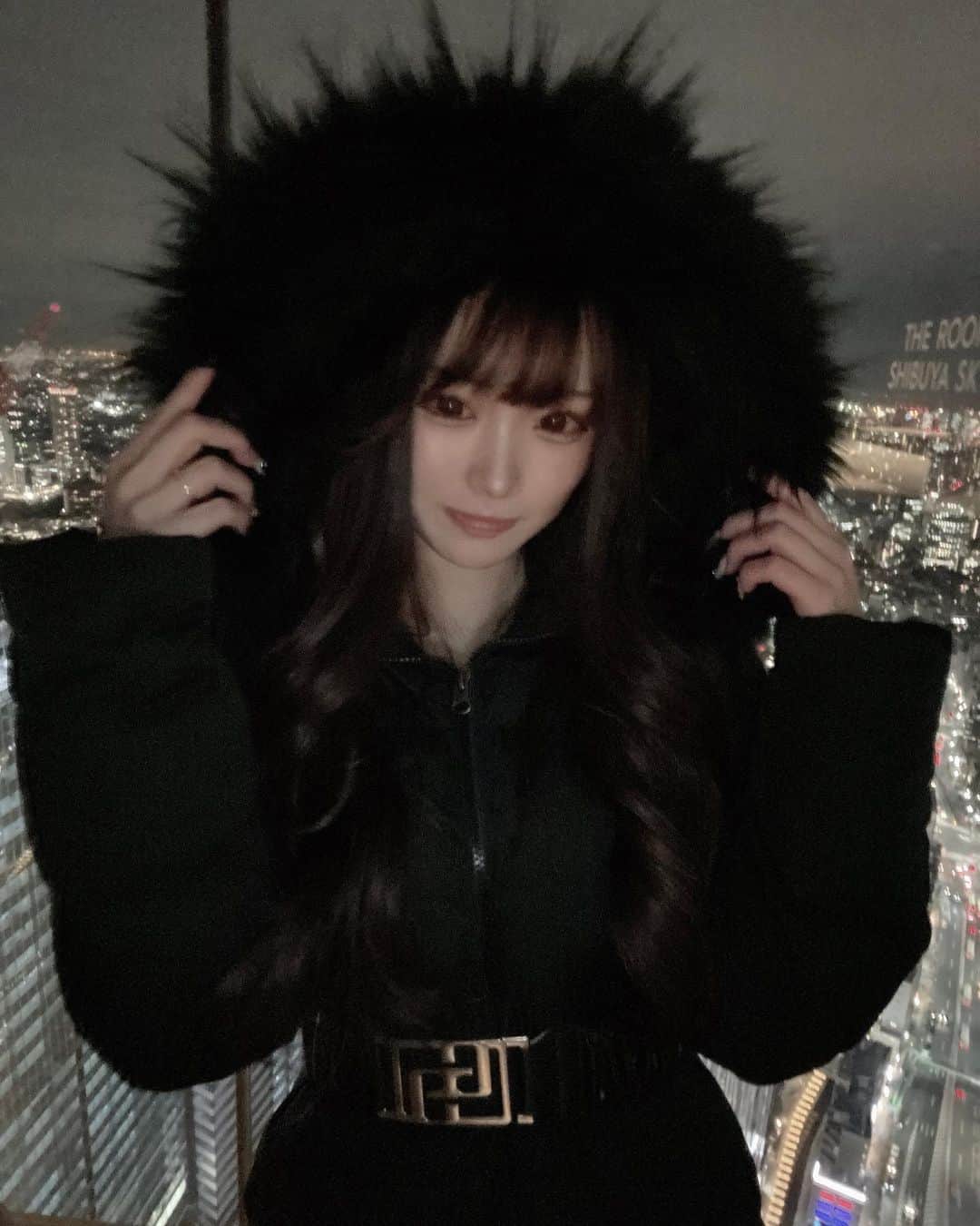 平野夢来（ゆぴぴ）のインスタグラム：「. . お誕生日にSHIBUYA SKY行ったんだけど、アウターのフード被ったらウニみたいになっちゃった🥲 . .」