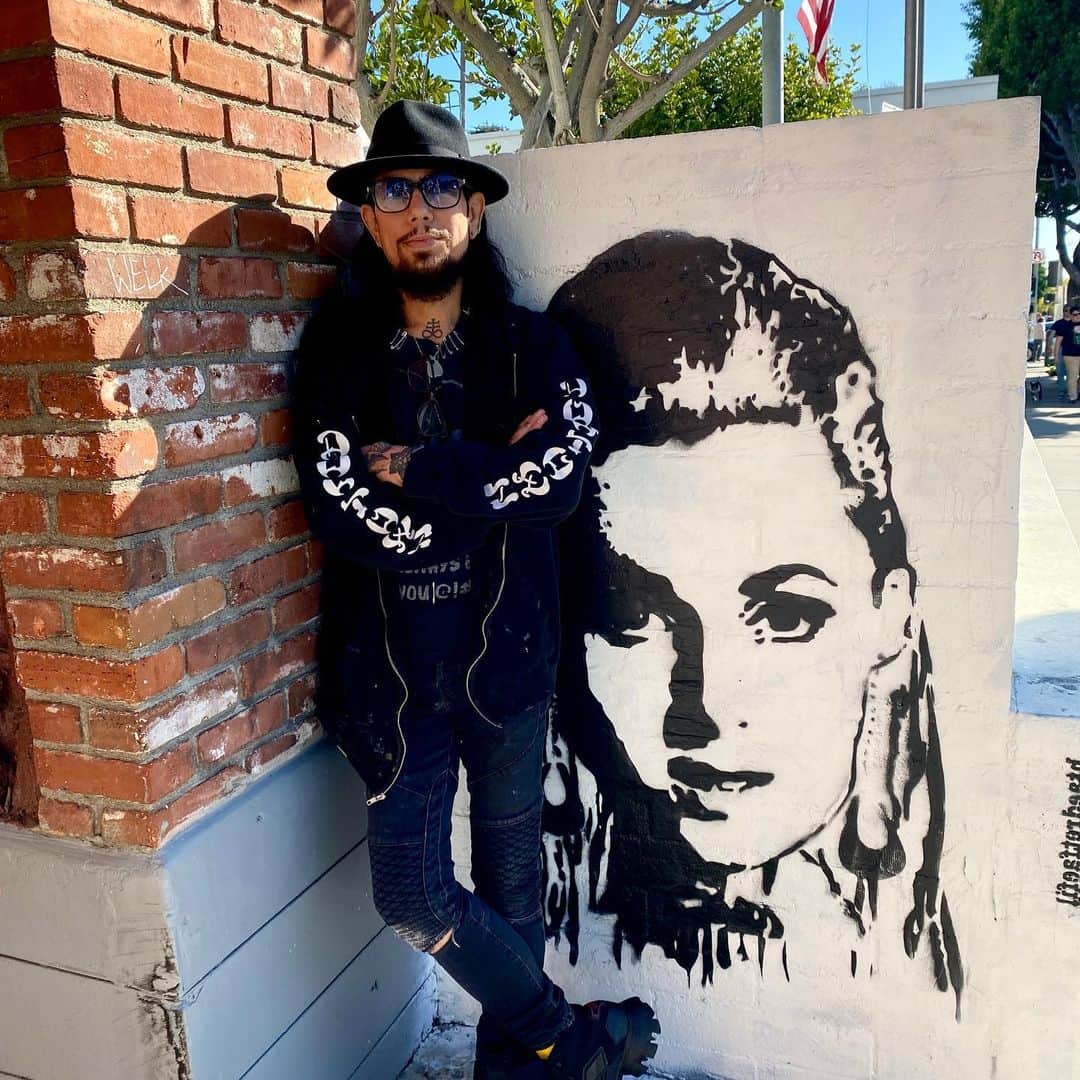 のインスタグラム：「Me and mom ~ photo: @imvanessadubasso」