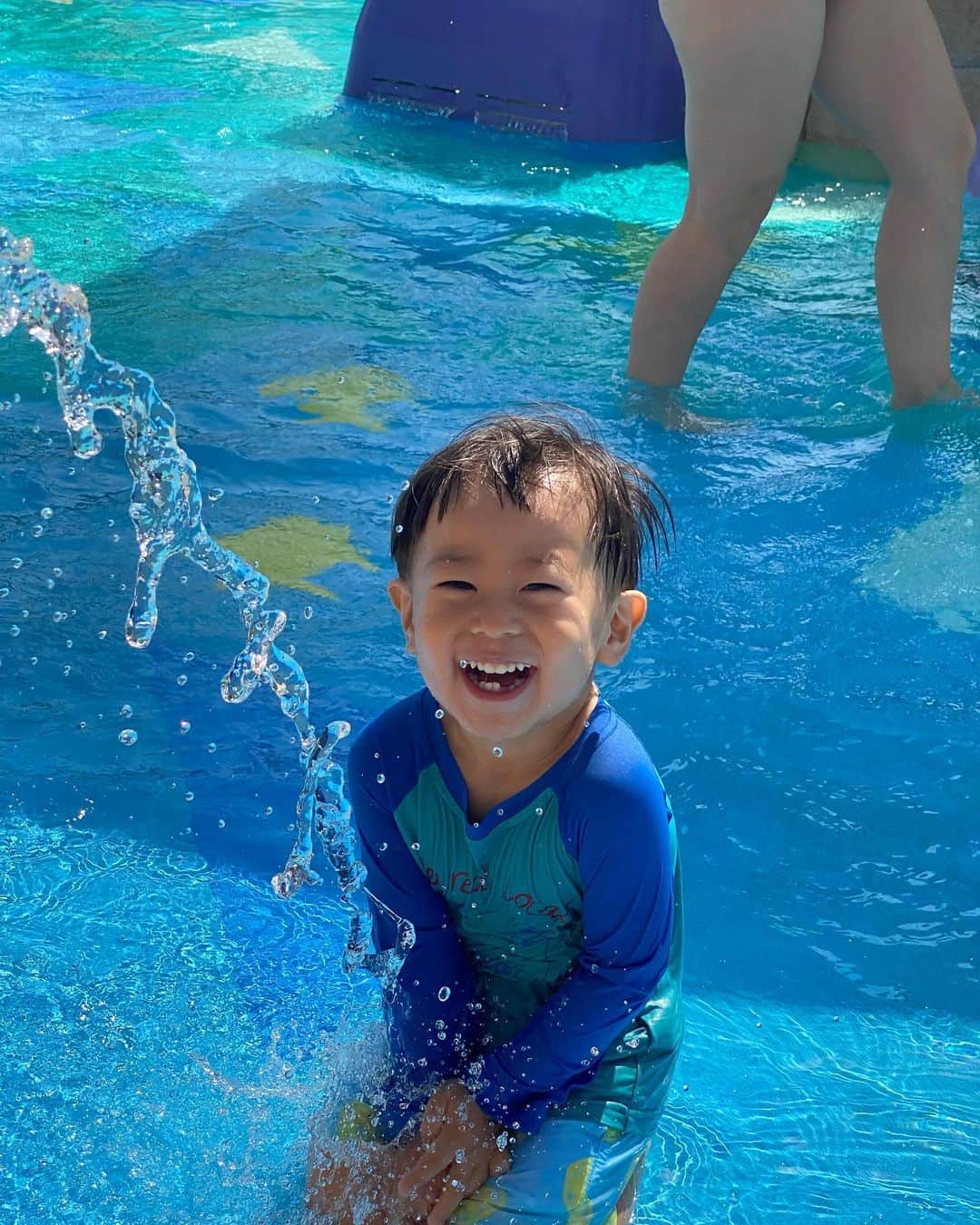 小泉里子のインスタグラム：「週末のstaycationは 初めての @atlantisthepalm へ。  た、た、楽しいよ、ここ！笑  子供が楽しめるところがあたくさんあるし、 かと言って大人が楽しめないわけでもなく、 部屋のViewから家が見える距離だけど（笑） 別世界だった♡  ホテルに着いた瞬間 テンション上がっていた息子。 ロビーのどデカいオブジェに大興奮し 終始、"こっちおいで〜" と私を呼んでました。笑  ホテルのスタッフも、 話す時はみんな名前を教えてくれるし、 お部屋も隅々まで手が届いてる感、感じる。 お水も臭くないし、黄色い水も出ない。笑  プールは、まだ少し寒かったけど もう少ししたら 上がった後も寒くない季節へ。  そしたら、また行こう♡」