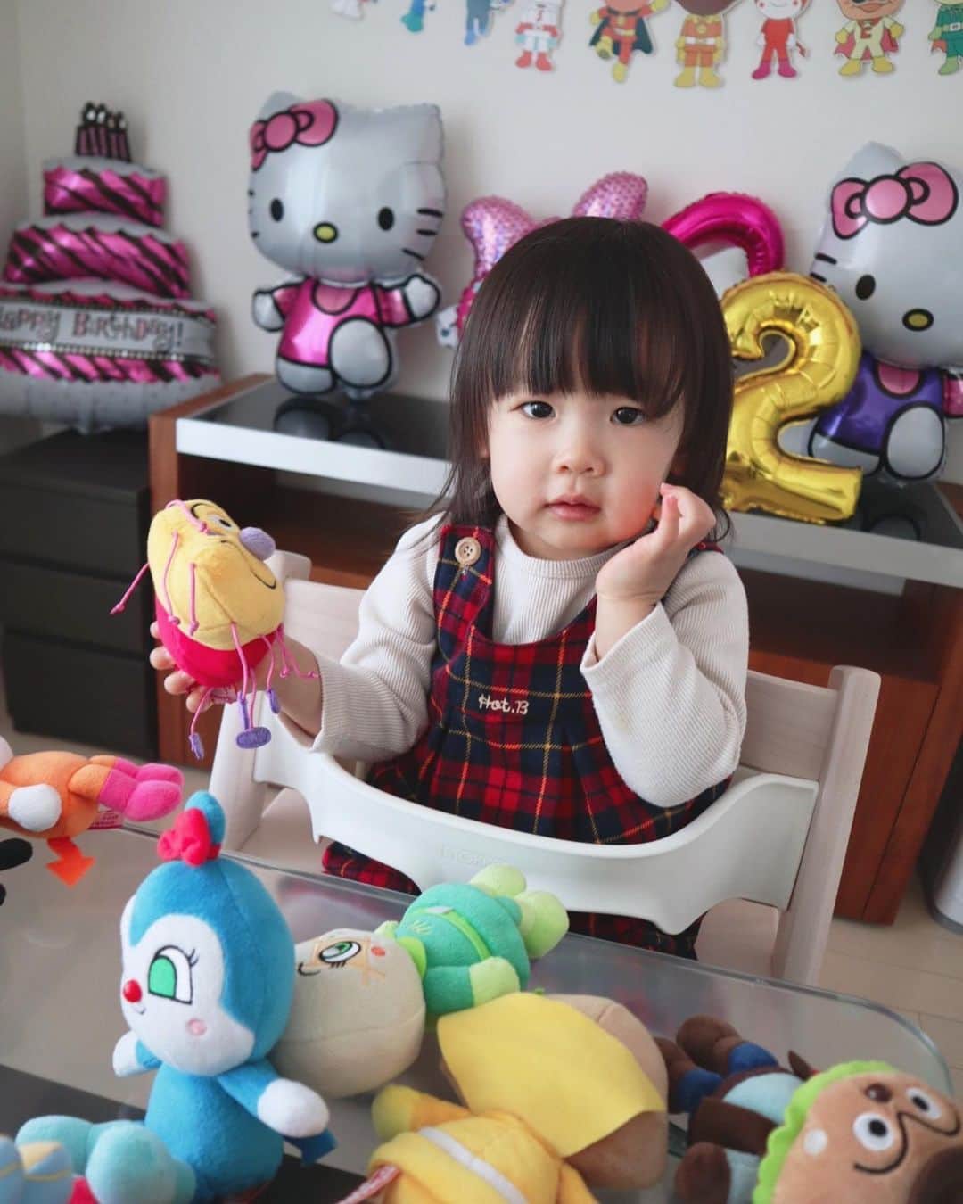 橘知衣代のインスタグラム：「* HappyBirthday🎂  すこし前ですが、娘が２歳になりました❣️ 誕生日会は、大好きなアンパンマンとサンリオキャラクターに囲まれてとっても嬉しそうでした☺️  最近は少しやんちゃな一面もありますが、まだまだ私にとっては赤ちゃん🤱  いつも楽しい時間をありがとう🥰 お誕生日おめでとう❤️   #2歳 #お誕生日  #birthdaygirl」