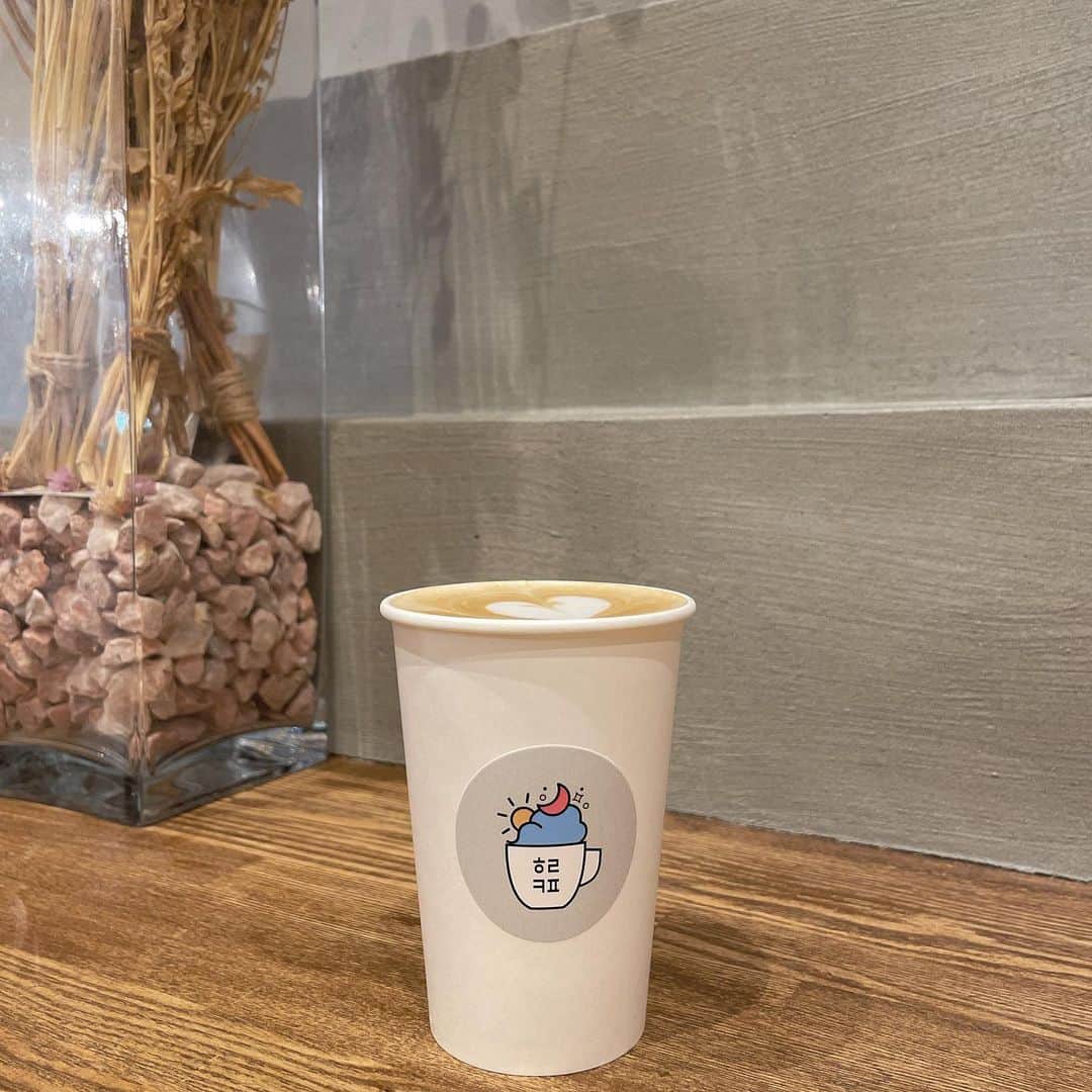 のインスタグラム：「안녕!（アンニョン)  たまたま入ったcafeが可愛くて癒された〜 最近家でもカフェでもカフェラテばかり飲んでる☕️  さて、あっという間に2月がやって来た〜 まだまだ寒い日が続きます… 最近ネット通販で『バラクラバ』っていうアイテムを買って早速使ったんだけど、コレがめっちゃ暖かい！ パーカーのフードだけ切り離したみたいな帽子で首周りもあったかいし見た目も可愛いのです☺️ 写真撮ろうとしたんだけど私がかぶると面白くなってしまったのでやっぱりやめた…！笑  今月も健康に楽しく過ごせように…✨  #cafe #カフェ巡り」