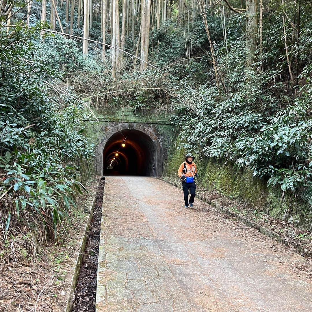 伊地健治さんのインスタグラム写真 - (伊地健治Instagram)「・ ・ 【太もも絶賛筋肉痛】 東海道の宿場・静岡市の「丸子」周辺の山々を舞台にした「丸子アルプストレイルラン」の第1回大会が開催されました‼️  駿府の匠宿周辺をスタートし、焼津市にまたがる標高470mの満観峰をはじめ、アルプスのような山々の連なりを味わえるダイナミックなレースです⛰  足首ねんざのリハビリ中のため、途中リタイヤを視野に、大会の雰囲気だけは味わいたいな、と思ってスタートした私。 ふかふかの山道についつい気持ち良くなってしまい、結局完走してしまいました😅 とはいえ足首に強い負荷をかけないように、走るというより「登山」のような感じです、、、笑  距離21km・累積標高1600mという、トレランとしては決して甘くはないコースですが、周りのランナーの皆さんと声を掛け合ったり、エイドではボランティアの皆さんに励まされながら美味しい静岡おでんやおにぎりなどを頂いたりして、楽しさが辛さを上回る約5時間半の道のりでした🔥 満観峰や朝鮮岩からの絶景は疲れを癒やしてくれます😌  「静岡・丸子にトレラン大会を！」という熱い思いを持った人たちが一から手作りで開催した大会。 ランナーやボランティアスタッフの皆さんにも「大会を応援したい！」という気持ちがあふれていました！  トランスジャパンアルプスレース4連覇、静岡が生んだレジェンド #望月将悟 さんもゲストランナーとして駆けつけ、大会を盛り上げてくれましたよ😋（一緒に写真も撮ってもらいました！） いつも励ましあったり、一緒に走ったりする静岡のラン仲間の皆さんと、新しい大会の第一歩を体験できたことは本当に幸せでした！  #丸子アルプストレイルラン  #満観峰  #静岡おでん」2月6日 15時39分 - kenji_ichi_satv