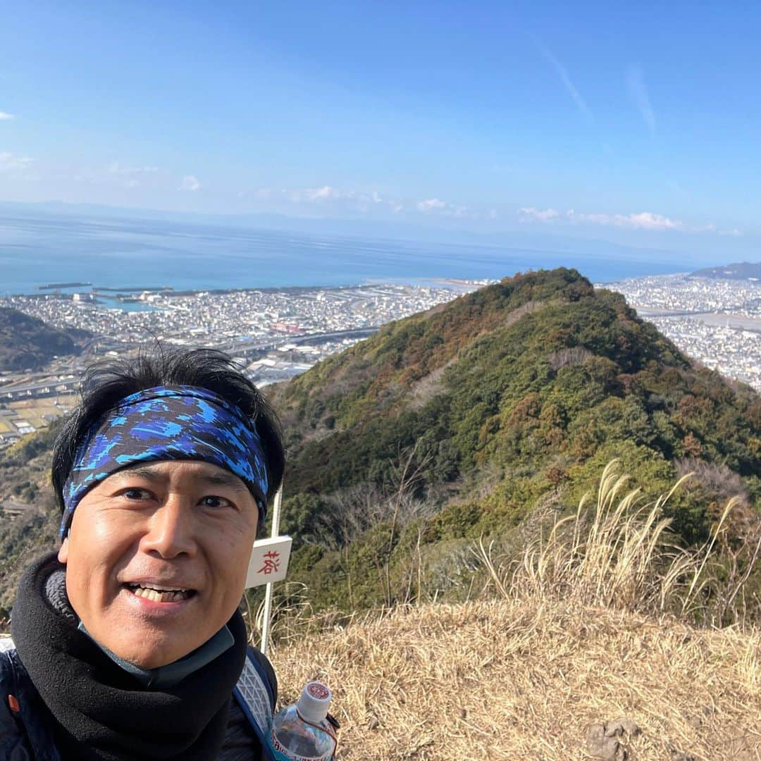 伊地健治のインスタグラム：「・ ・ 【太もも絶賛筋肉痛】 東海道の宿場・静岡市の「丸子」周辺の山々を舞台にした「丸子アルプストレイルラン」の第1回大会が開催されました‼️  駿府の匠宿周辺をスタートし、焼津市にまたがる標高470mの満観峰をはじめ、アルプスのような山々の連なりを味わえるダイナミックなレースです⛰  足首ねんざのリハビリ中のため、途中リタイヤを視野に、大会の雰囲気だけは味わいたいな、と思ってスタートした私。 ふかふかの山道についつい気持ち良くなってしまい、結局完走してしまいました😅 とはいえ足首に強い負荷をかけないように、走るというより「登山」のような感じです、、、笑  距離21km・累積標高1600mという、トレランとしては決して甘くはないコースですが、周りのランナーの皆さんと声を掛け合ったり、エイドではボランティアの皆さんに励まされながら美味しい静岡おでんやおにぎりなどを頂いたりして、楽しさが辛さを上回る約5時間半の道のりでした🔥 満観峰や朝鮮岩からの絶景は疲れを癒やしてくれます😌  「静岡・丸子にトレラン大会を！」という熱い思いを持った人たちが一から手作りで開催した大会。 ランナーやボランティアスタッフの皆さんにも「大会を応援したい！」という気持ちがあふれていました！  トランスジャパンアルプスレース4連覇、静岡が生んだレジェンド #望月将悟 さんもゲストランナーとして駆けつけ、大会を盛り上げてくれましたよ😋（一緒に写真も撮ってもらいました！） いつも励ましあったり、一緒に走ったりする静岡のラン仲間の皆さんと、新しい大会の第一歩を体験できたことは本当に幸せでした！  #丸子アルプストレイルラン  #満観峰  #静岡おでん」