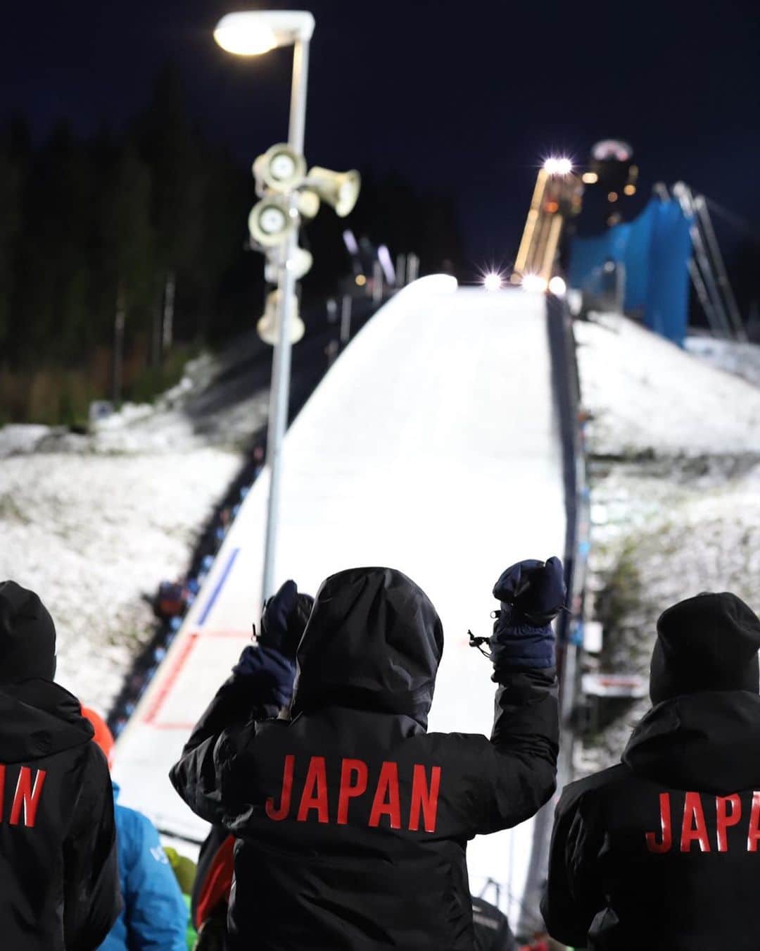 岩渕香里のインスタグラム：「.  2023/2/5 4人の選手が歴史に名を残す快挙を成し遂げました！  日本チームで表彰台独占🇯🇵🥇🥈🥉🇯🇵 出場選手全員がトップ10位に入るという素晴らしい成績で昨日の試合を終えて、テレビで観てた私は号泣でした。  こんな日が突然ここで来るなんて！ 女子ジャンプも3回のオリンピックを経て成熟してきています。若い勢いのある選手が勝ちまくるというよりも若手もベテランもいる中で誰が勝つか分からない試合展開が増えてきて、観ている人は楽しいけれど、競技のレベルはどんどん上がって、少し前よりも表彰台に乗る事が簡単ではないと思います。  日本人が表彰台独占🇯🇵🇯🇵🇯🇵 トップ10位に全員が入る すごい日になりました！  カナダでは若き女子ジャンパー達が団体戦で世界一に輝いていて、 どの世代でも強い日本を証明した日になりました！ すごい〜  良いもの観せてくれてありがとう💓 選手、スタッフみーーーんなの勝利、 おめでとうございます！！！  選手それぞれのストーリーがあってそれぞれの結果が嬉しい。みんなで乗れた事で更に嬉しい日でした！  あーありがとうありがとう。 みんな本当ありがとう。」