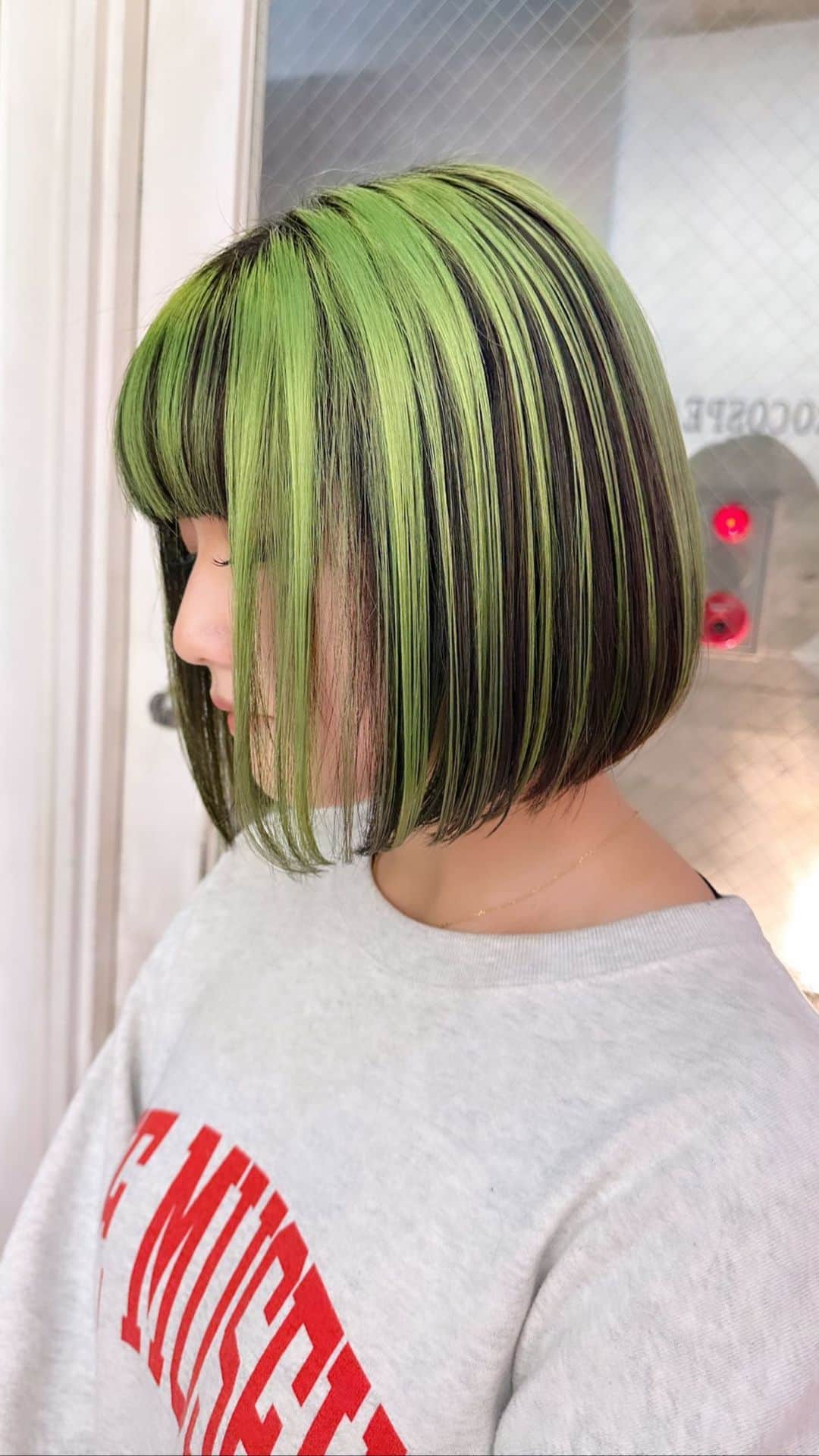 斉藤潤一のインスタグラム：「#ミントグリーン　#グリーンカラー　 #トップブリーチ #MINTGREEN #greenhair  髪のケアを徹底してブリーチのベースを作ります  ブリーチ以外の施術も自信あります。 是非ご来店下さい。  美容室に行く時の参考にブックマークして 使ってください。  ご来店してくださるお客様は他にもいろいろなメニューがあるのでご相談ください。  明るいカラーが好きな方は是非  #rocospearz . 〒150-0041 東京都渋谷区神南1-14-9 第7FMGビルB1F . . ご予約はこちらへ ☞☞ TEL ☏� �03-3462-2093 web  roco@1cs.jp  #ケアブリーチ#美容学生#美容師求人#渋谷美容室 #green  #hairstyles #mintgreen #haireducation #ルーツカラー #バレイヤージュ#rocospearz#オールマイティー美容師#패션 #미용사 #미용」