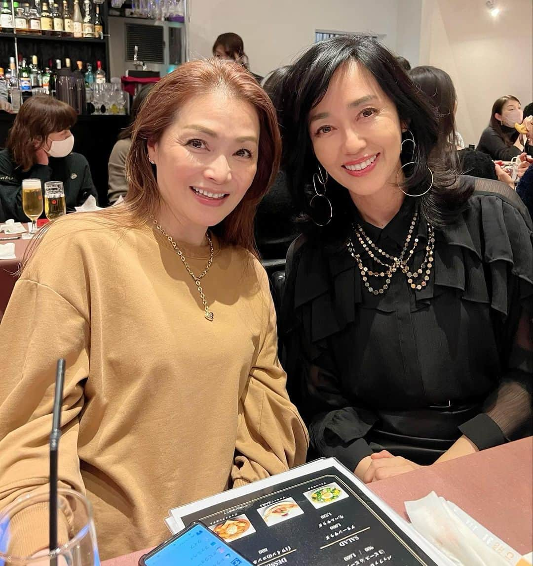 早見優さんのインスタグラム写真 - (早見優Instagram)「With my friend, Megumi Watanabe, @meguheart at a Latin Orchestra Show!  Check out our 82 Honey Exercise on @yu_hayami YouTube   #ライブ #ラテン #girlfriends #funouting #funnight #リアル 音楽は、やっぱりいいね👍」2月6日 8時42分 - yuyuhayami