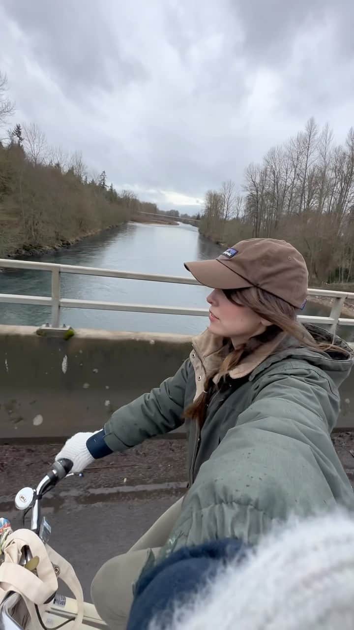 Acacia Brinleyのインスタグラム：「From my cheeky lil 8 mile bike ride today! Wooohoooo! 🤎」