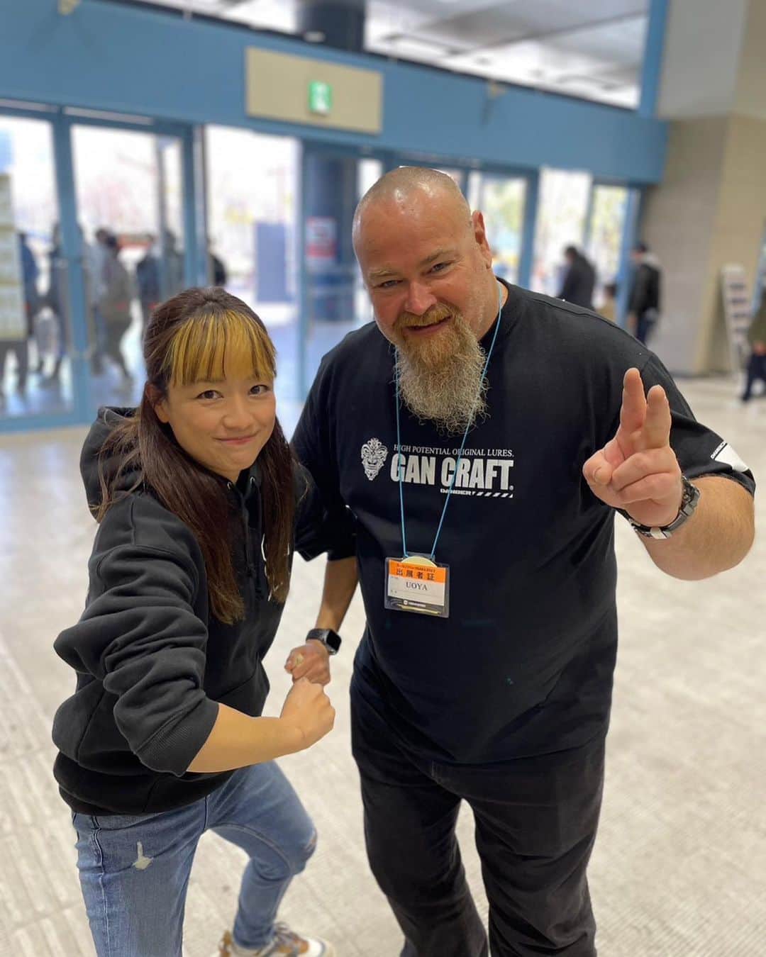 彼方茜香のインスタグラム：「paul♥ フィッシングショー大阪で会いたかった人🇦🇺🧸🦑 オーストラリアはボートエギングで簡単にイカが釣れるって。 Australia spuid very easy あとマーレーコッドが釣れるって。 Be caught only in Australia  Murray cod  小さいサイズは簡単で。 Small size easy 大きいのは難しい。 Big size difficult 通訳なしで分かりやすい英語を話すポールと私のジェスチャーでいつも長話ㅋㅋㅋ 夢を叶えるためにYouTubeやInstagramのライブでがんばる‎|•'-'•)و✧ I haven't given up going to Australia." Thank you  @paulkumacarter  Thank you @gancraft_taka   #フィッシングショー大阪  #叶えたいことは声に出す   #私のポーズはクマと🧸戦うスタイル」