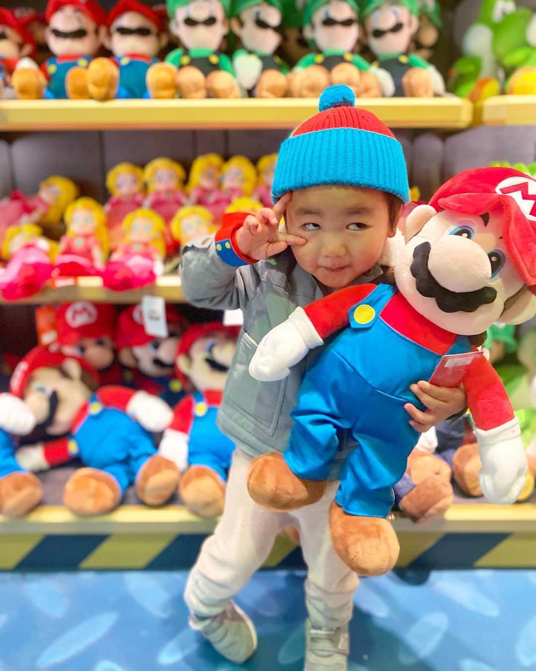 Mai Wakimizuのインスタグラム：「1枚目に載せる写真を迷ったけど、やっぱり息子らしいのはこれかなって。笑 たまたま被って行った帽子がマリオみたいで色んな人に声かけてもらい、是非お写真撮って下さいね！と言ってもらえたので買えないけど(このマリオ1万円でした。笑)写真だけ撮らせてもらった♡笑 初めてのニンテンドーワールドではパワーアップバンド買ったものの携帯の充電がギリギリでアプリとの連動はせずただ手首に巻いただけに。笑 主人に頼んだポップコーンは、マリオエリア限定のクリームマッシュルーム味が食べたくて他のポップコーン買うの我慢してたのに、食べたらまさかのキャラメル味。笑(おい。笑)1番面白かったのは、息子の喜ぶ顔が見たくて父として必死にゲーム頑張ったのに3回やってもぬいぐるみ取れず、567枚目、最後の最後に息子が自分でクリアしてエルモゲット！笑(倒した後のドヤ顔。笑)父完全に出る幕なしでした。笑 9枚目、お姉さんに誘導してもらってめちゃくちゃ小さい声で(笑)"写真撮ろー！"とキノピオにお願いしてた♡嬉しかったのか、お土産に選んだのはキノピオのお菓子＼(^o^)／(キノピオって言えなくてひたすらキノコと呼んでるけど。笑)張り切って朝8:30から16:30まで8時間大満喫！娘はずーっと主人の抱っこ紐でしたが楽しんでたはず♡笑 #usj#2歳6ヶ月#2歳男の子」