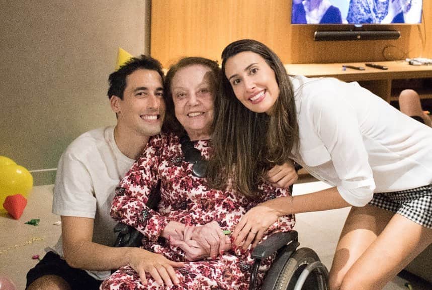 シェイラ・カストロのインスタグラム：「Vó, vc sempre pensou tanto em todo mundo, que me avisou que ia embora. Quarta feira vc ainda não estava falando, estávamos de mãos dadas e vc olhou no meu olho e falou, vou embora. Bem forte. Eu olhei no seu olho e falei, pode ir vó. Obrigada por ter sido minha mãe, obrigada por tudo que vc fez pela nossa família. Obrigada por ter cuidado com tanto amor de mim e do Victor. Vá em paz. Falei isso em voz alta, e tantas outras coisas em pensamento… agradeci por minhas filhas terem vivido quatro anos ao seu lado… indo diariamente ver a Bibi. Poucos minutos depois, ainda de mãos dadas, vc chamou sua mãe, e eu perguntei se vc queria ver sua mãe e vc disse que sim, aí minhas lágrimas rolaram e vc passou a mão no meu rosto e me puxou para uma abraço. Nosso último abraço…   Eu sou tão ligada a vc, que no dia que vc foi internada, eu estava na Europa, bem distante, mas sonhando com vc. Era eu, vc e Victor, almoçando, quando de repente vc engasga e eu acordo gritando seu nome. Pego meu celular e tinha recebido uma mensagem 13 minutos antes avisando que vc havia sido internada às pressas e entubada… a distância para nós duas era um mero detalhe, nada atrapalhava nossa conexão. E a Liz, quando do nada, no réveillon olhou pra mim e me disse, mamãe não quero que a Bibi morra… Ela nem entende ainda a morte e falou isso. Pra muitos isso é uma mera coincidência, pra mim é amor verdadeiro, e conexão pura. Ontem, vc estava tão bem que nos deu esperança, inclusive pro médico, que disse que no começo dessa semana vc já iria pra casa. Essa noite Ninna não dormiu… ficou de meia noite até as quatro da manhã acordada, ainda em SP,  e falando com a Mika que queria te ver… e foi essa noite que vc começou a piorar. Mais um prova de amor verdadeiro, de conexão…  Hoje quando vc parou de respirar, demoramos alguns segundos pra perceber, vc foi em paz. Doeu e ainda vai doer por muito tempo. Mas se realmente existe isso de cumprir seu papel com maestria, foi isso que vc fez. E eu tive muita sorte de ter tido vc por tantos anos, minha maior admiradora, maior incentivadora, meu porto seguro. (Continua nos comentários)」