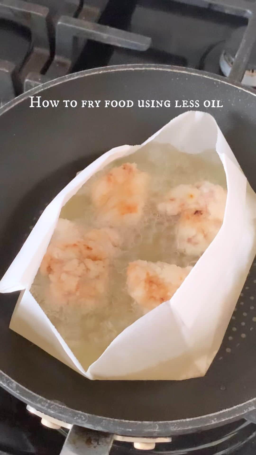 のインスタグラム：「Chicken fried with parchment paper  お弁当にほんのちょっとだけ入れたい揚げ物 そんな時はクッキングペーパー！ 油も少量でいいし 後片付けも楽ちんです。  도시락에 넣을 튀김 몇조각을 만들때! 기름도 조금 쓰고 설겆이도 안해도되서 편해요~ . . . #RinasTable #cookinghacks #lifehacks #cooking #friedchicken」