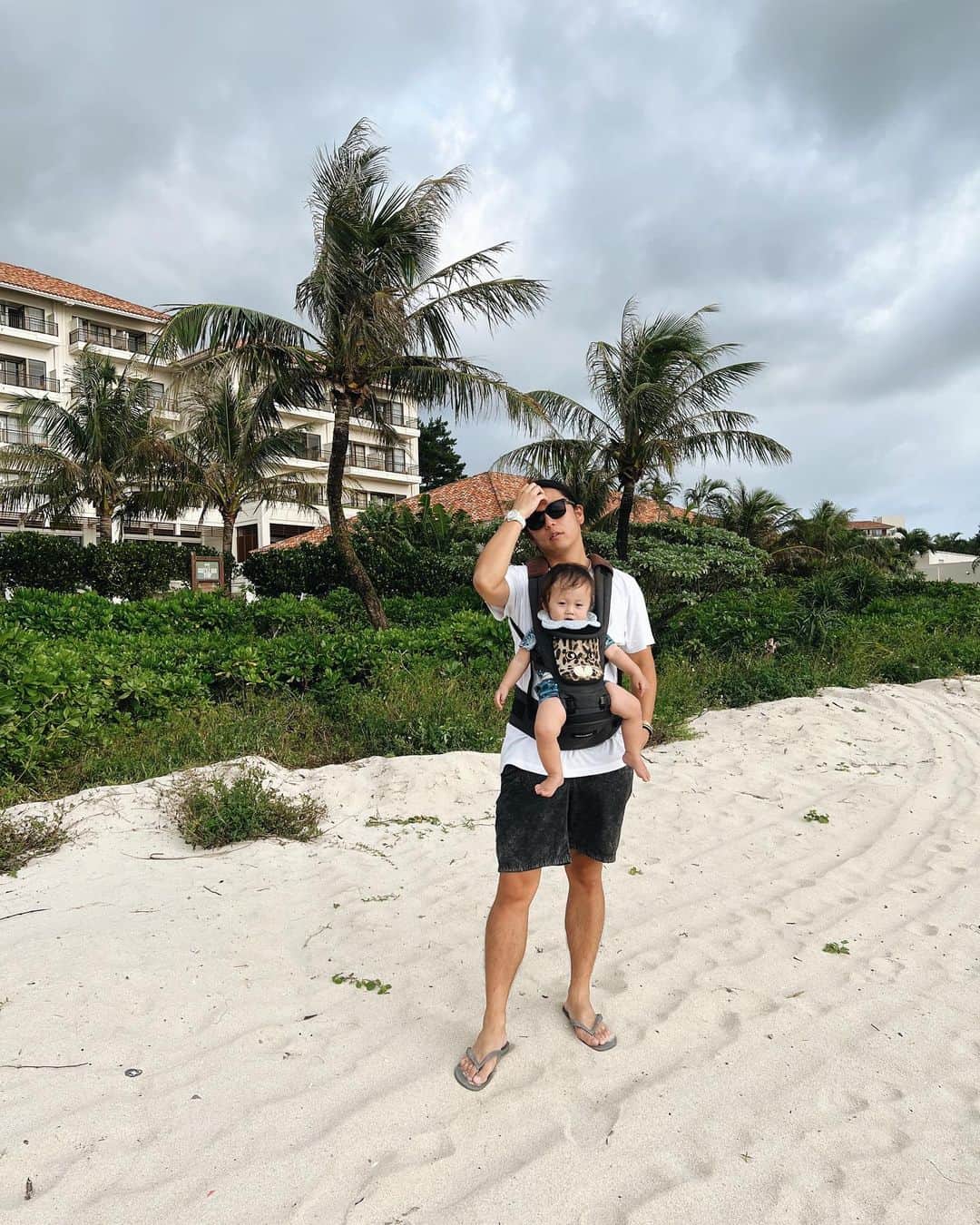 伊東大輝さんのインスタグラム写真 - (伊東大輝Instagram)「こないだ沖縄行った時の🤳 息子ちゃん初の美ら海水族館は終始爆睡で何も見てなかったけどww この沖縄ではじめて歩いたんだったなぁ！！ 今ではもうなんなら走り出したレベル。笑 あと、よく聞かれるんだけどもこの抱っこ紐は、腰痛くなくて可愛いし結構良いよ！！ちなみにドルガバ！ @dolcegabbana」2月6日 10時41分 - daikiitoh
