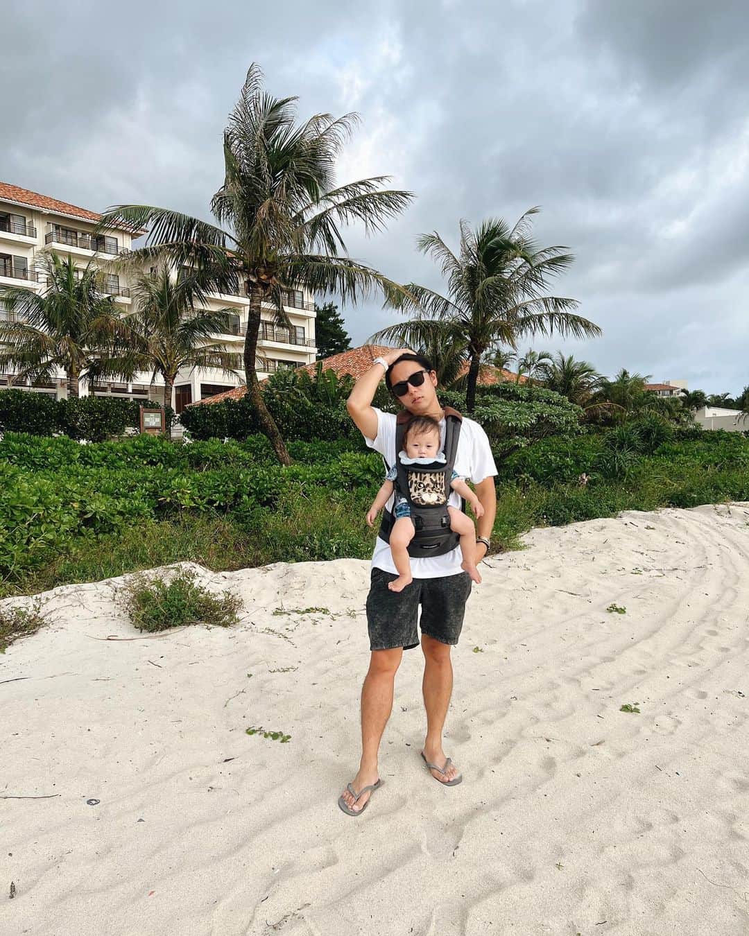のインスタグラム：「こないだ沖縄行った時の🤳 息子ちゃん初の美ら海水族館は終始爆睡で何も見てなかったけどww この沖縄ではじめて歩いたんだったなぁ！！ 今ではもうなんなら走り出したレベル。笑 あと、よく聞かれるんだけどもこの抱っこ紐は、腰痛くなくて可愛いし結構良いよ！！ちなみにドルガバ！ @dolcegabbana」