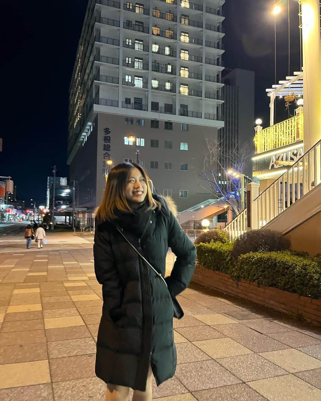 林優菜のインスタグラム：「. ライブ後にテンションが上がってる人です😂😂 . ライブ楽しすぎてめちゃくちゃ荒ぶった👍🏻💖💖💖 . このダウンは北海道に行った時にままから借りてそのまま借りパクしようとしてます😇 . . . #友達カメラ #📸 #ままダウン」