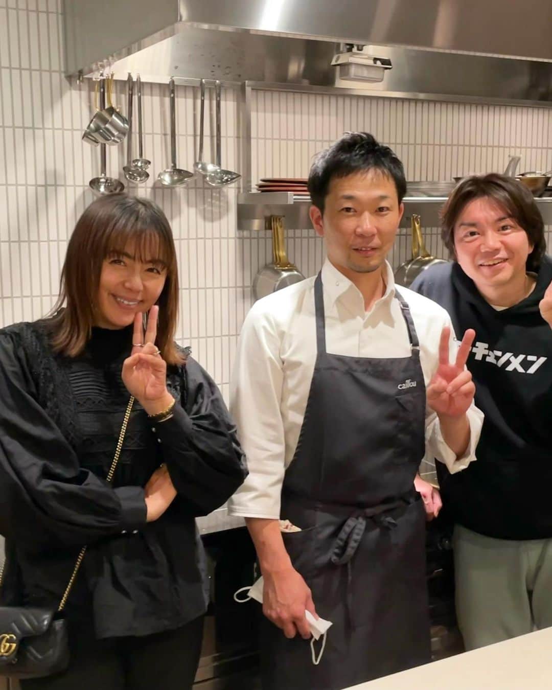 のインスタグラム：「西小山にあるビストロ 『Caillou』 @caillou_nishikoyama   タロちゃん　@meat_meister_tanabe_shintaro と、愉快なメンバーで楽しい夜でした❤️  前菜からメインまで、カウンターに並んだ食材から選んでいきます🤩もはや、選ぶと言うより、結果全部になりました🤣  前菜も美味し過ぎ❤️ホワイトアスパラは悶絶🤤トリッパのカツレツに、フォアグラのブリュレも美味しかったなぁ✨ 前菜だけでもうすでに腹パンでしたが、みんなでシェアできるので、メインのステーキも一切れずついただきました❤️  なのに…デザートは食べれちゃうのよねー🤣バニラアイスがバニラビーンズにお酒もきいて美味しすぎました🍨大人のバニラアイス✨  また行きたいお店リストに追加決定👏🏼👏🏼👏🏼ご馳走さまでした🤤  #caillou  #西小山ビストロ #メニューはないの  #食材を選ぶ #食べたいものだけ  #結果全部  #ペアリング  #行きたいお店リスト」