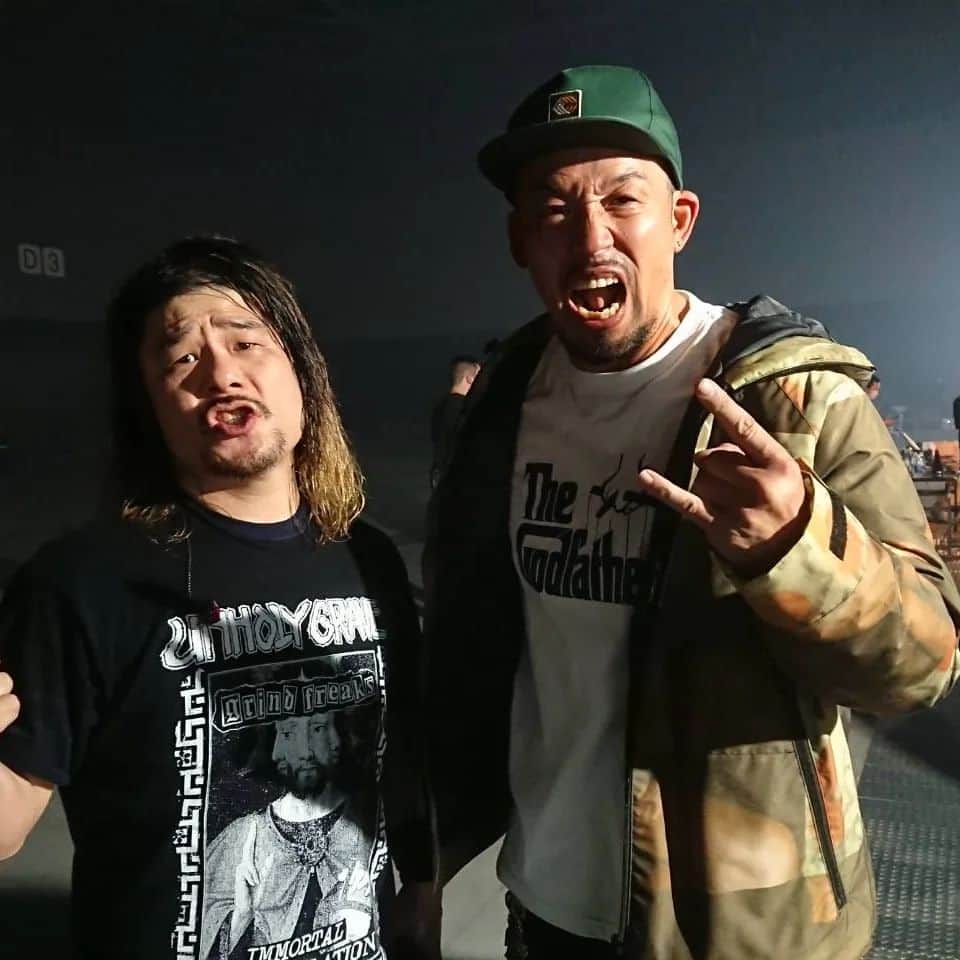 武蔵のインスタグラム：「🤟⚡  昨日はcoldrain主催 "BLARE FEST2023" に参戦してきました  いやー、戻ってきたね！  みんな叫んで頭ふってモッシュして、  すごい熱量でお客さんも出演アーティストもめちゃくちゃ楽しそうでした！  写真はマキシマム ザ ホルモンのダイちゃん、ナヲちゃん、同じ地元のcrossfaithのKoieと  ありがとうcoldrain、BLARE FEST2023  #武蔵 #blarefest #blarefest2023 #coldrain #マキシマムザホルモン #crossfaith」