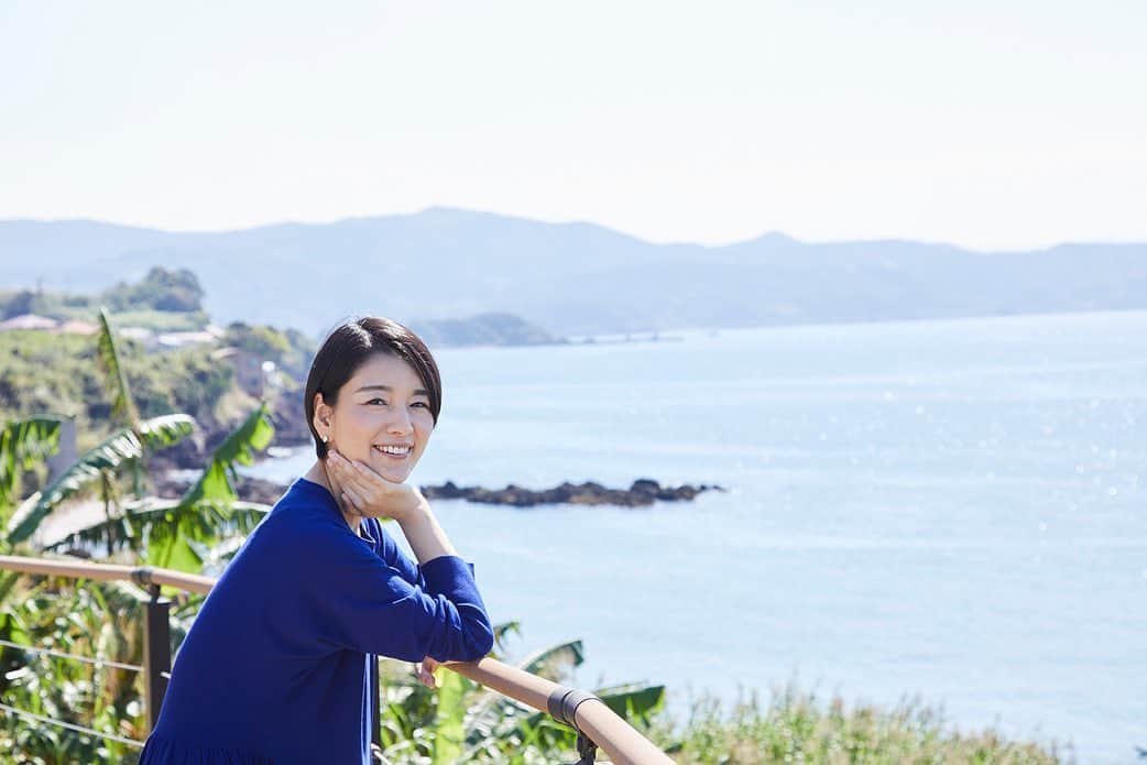 美坂理恵のインスタグラム：「. 「半島は日本の台所」東京からやってきた取材スタッフのみなさんと訪れる地元大隅半島は馴染み深いはずなのに、新鮮に感じました。  取材中、イルカにも遭遇しましたよ🐬✨  全国のみなさんに誇れる、豊かな半島。  私にとっては魅力再発見のすてきな機会となりました♡  プロフィールのWEBページから、または「半島は日本の台所」で検索して、大隅半島の食、自然をご覧ください。  #半島は日本の台所  #大隅半島特集」